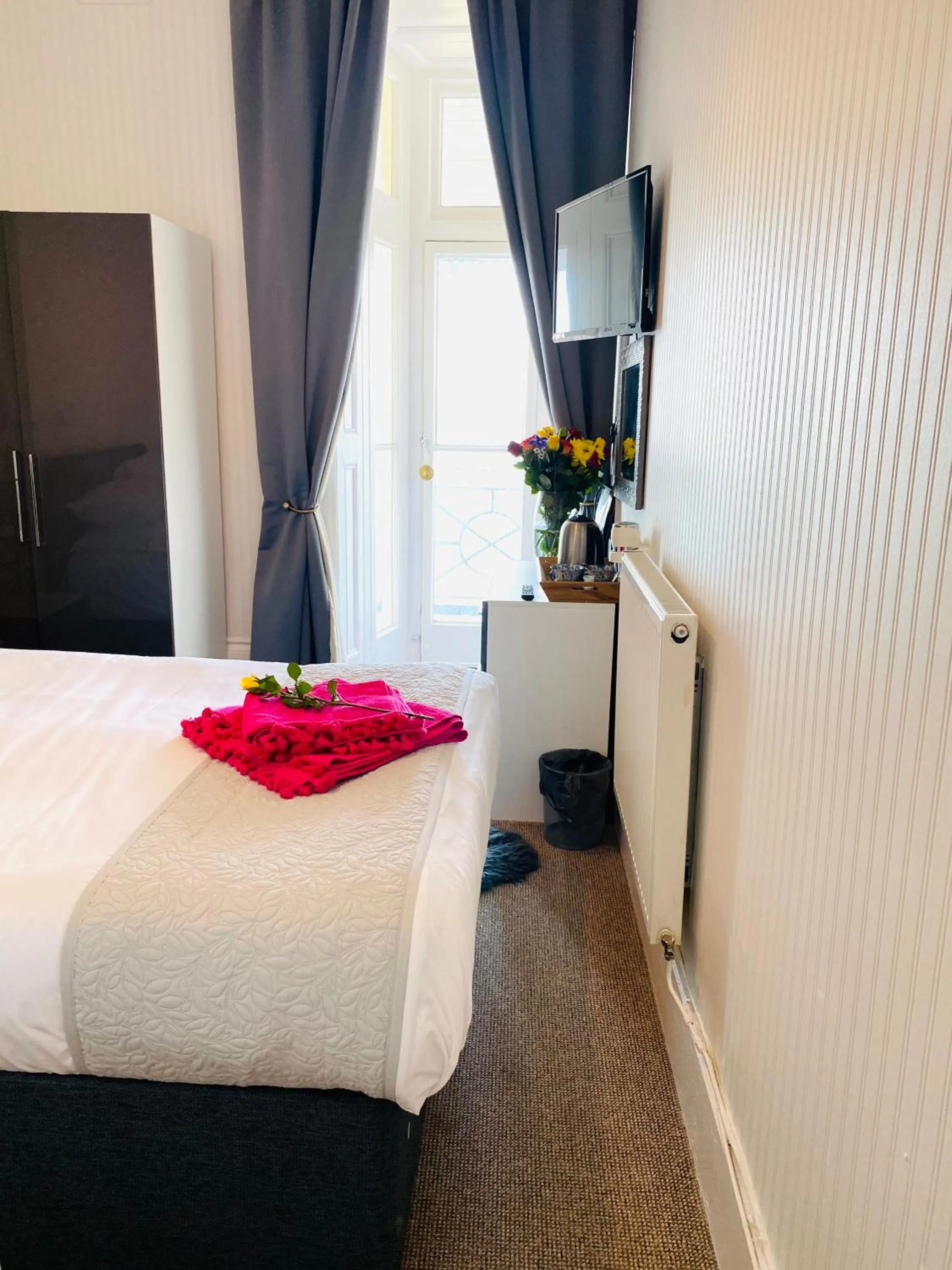 Bed in Villa Mentone Hotel