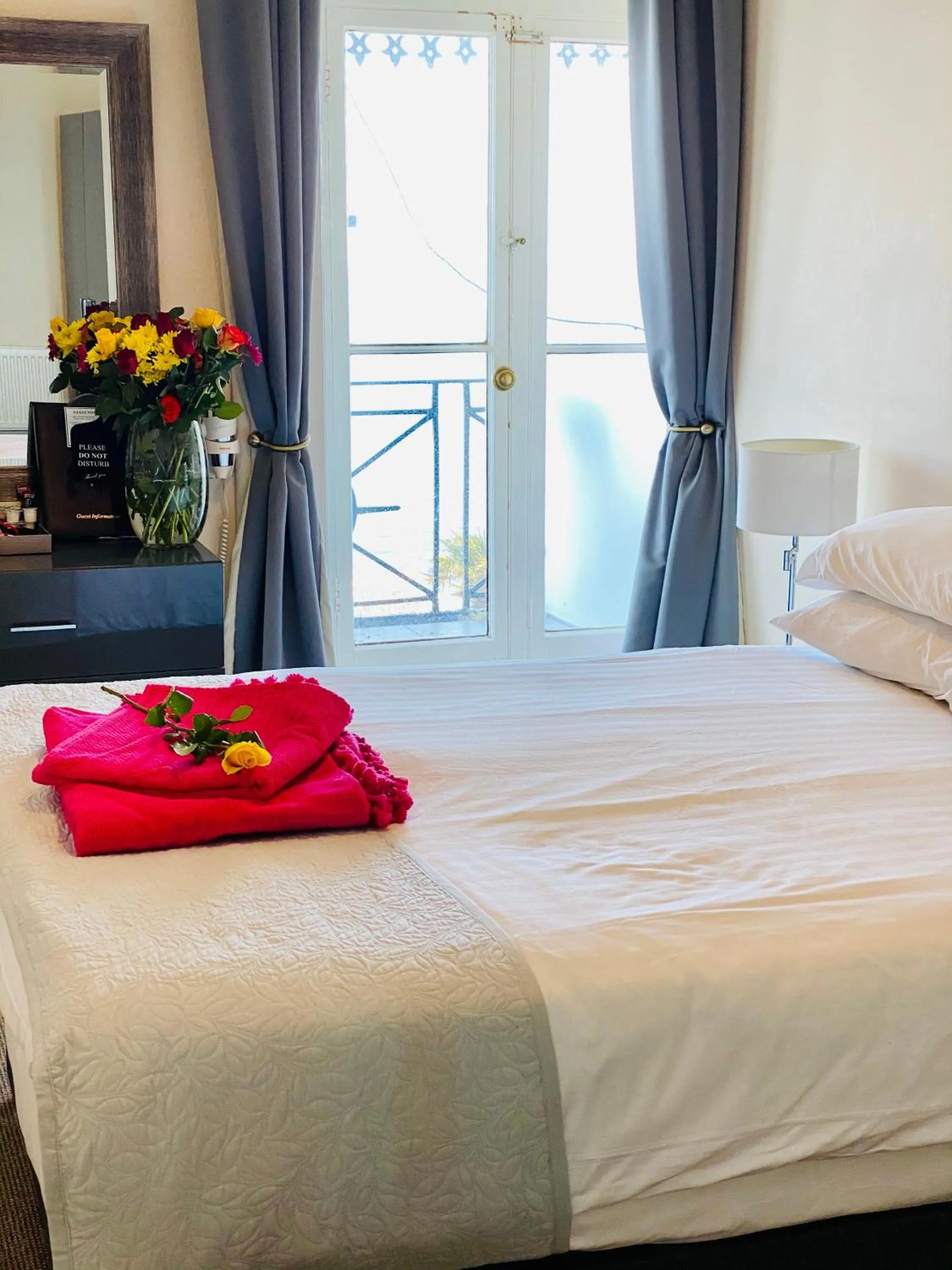 Bed in Villa Mentone Hotel