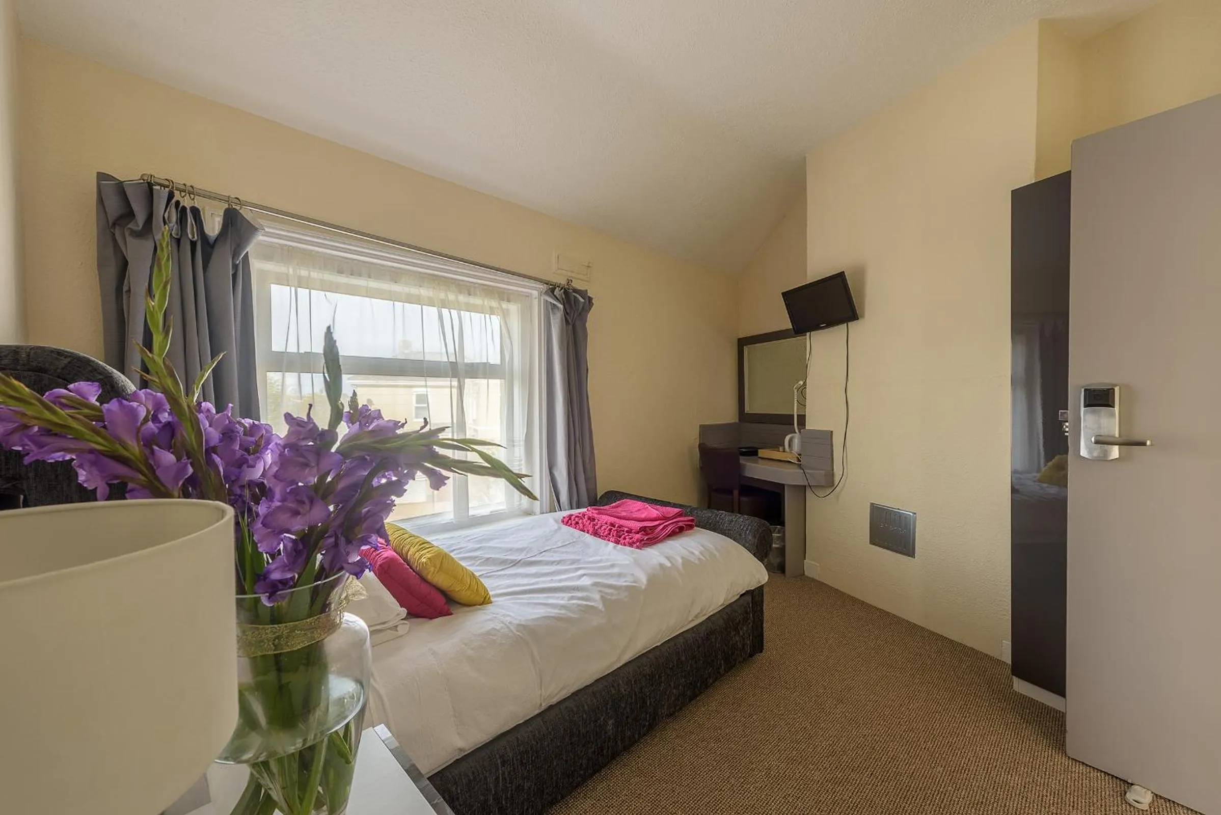 Bed in Villa Mentone Hotel