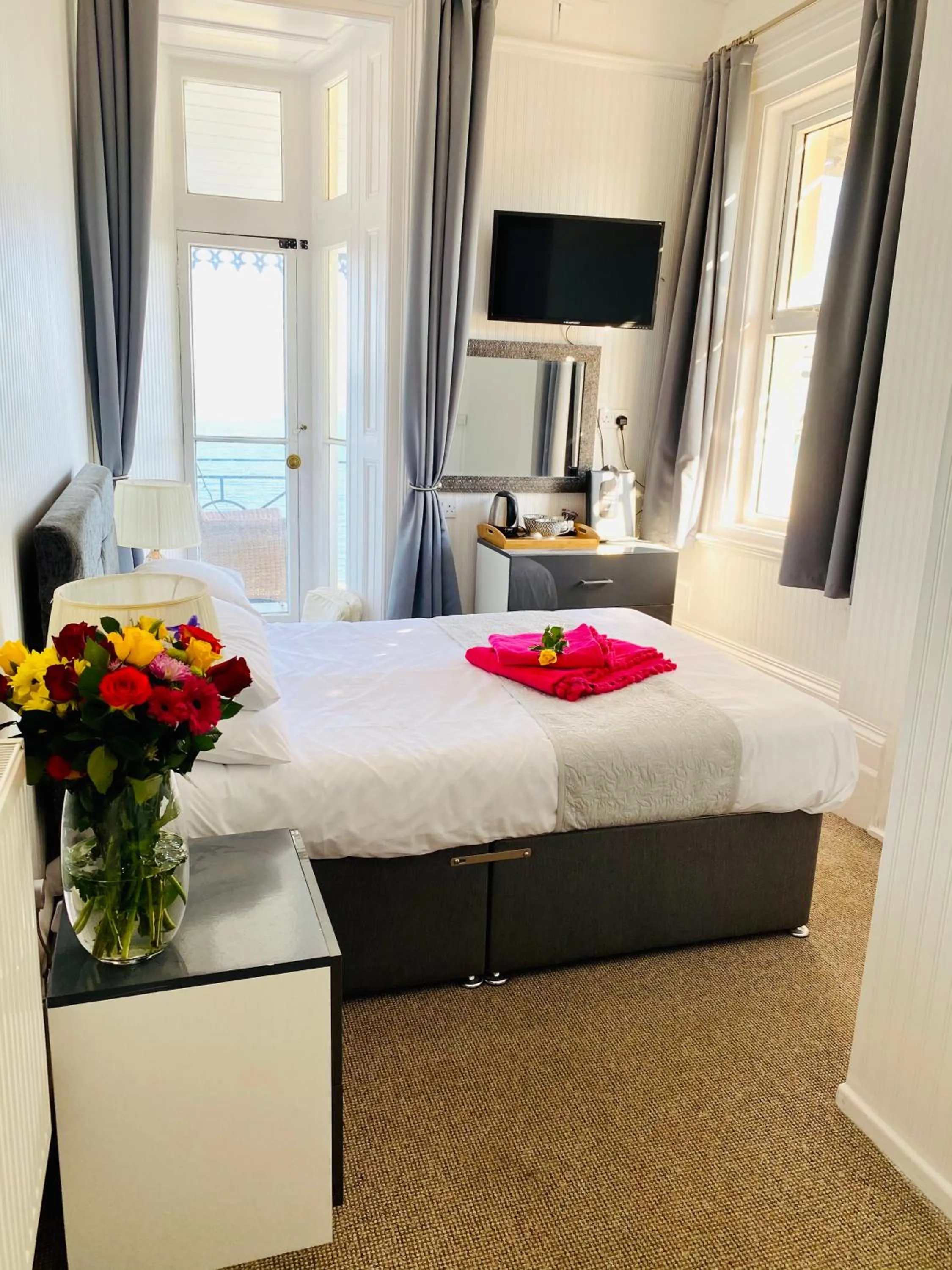 Bed in Villa Mentone Hotel