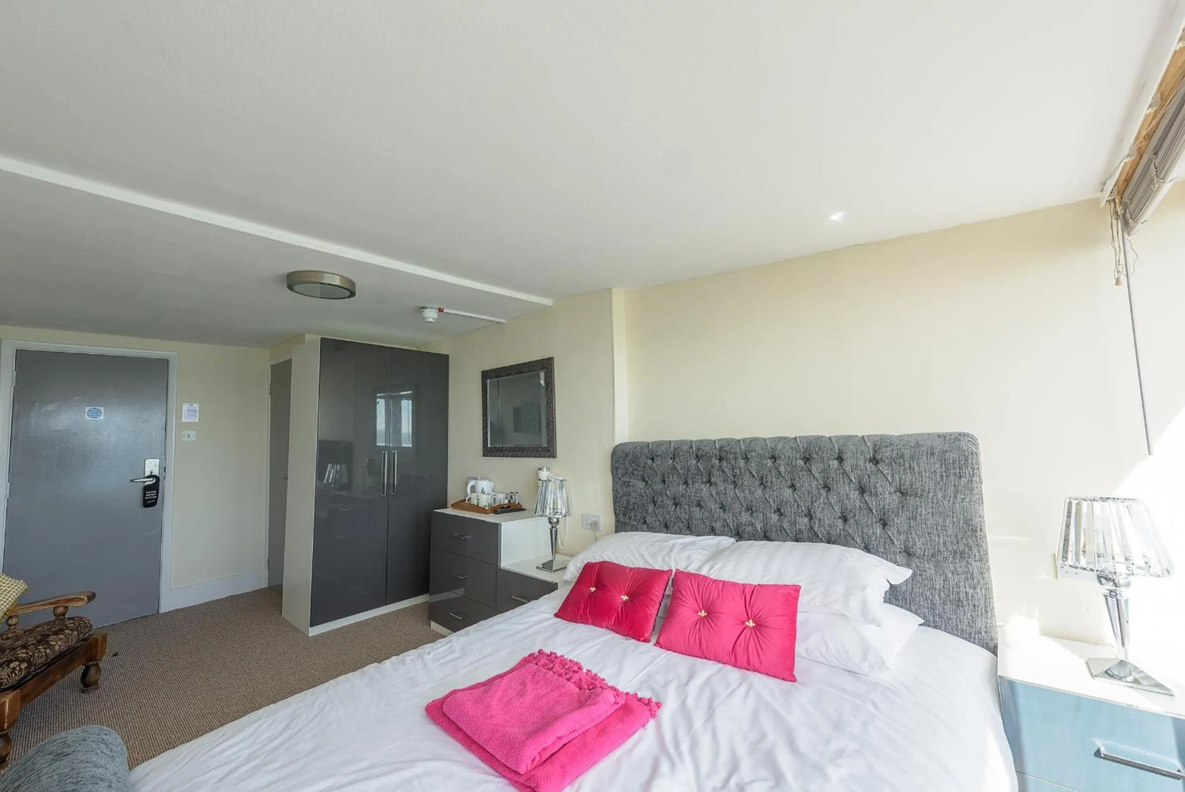 Bed in Villa Mentone Hotel