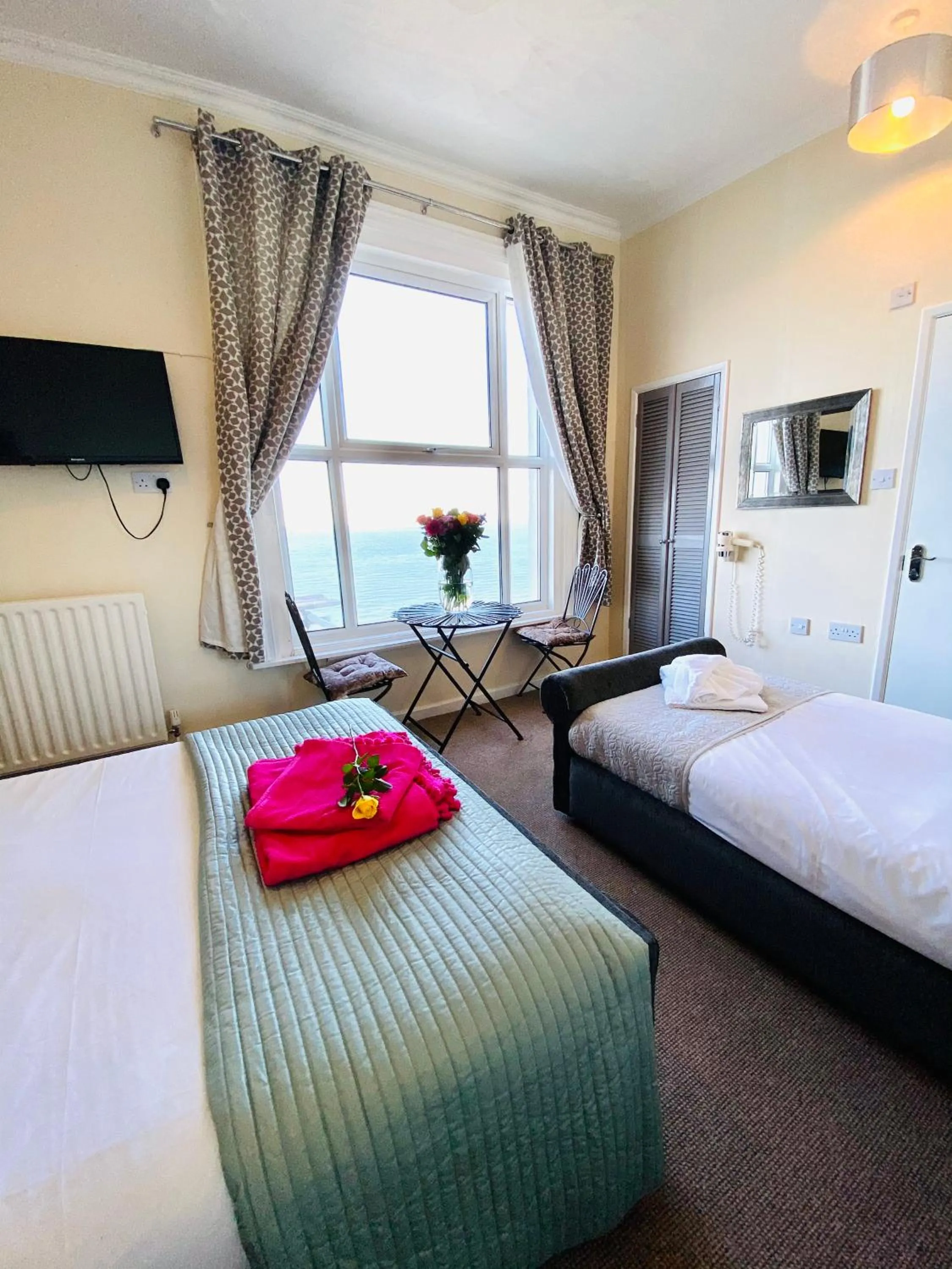 Bed in Villa Mentone Hotel