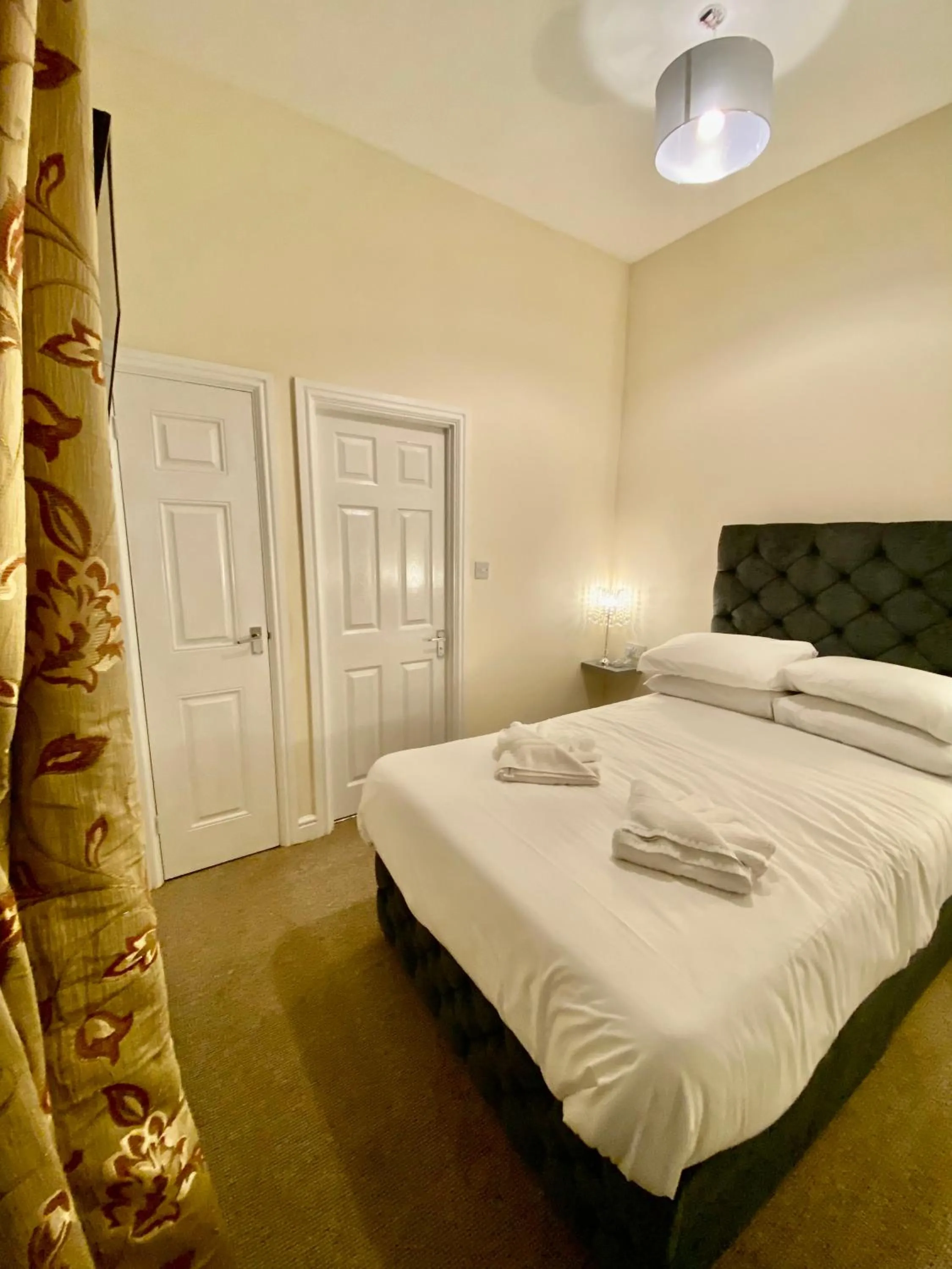 Bed in Villa Mentone Hotel