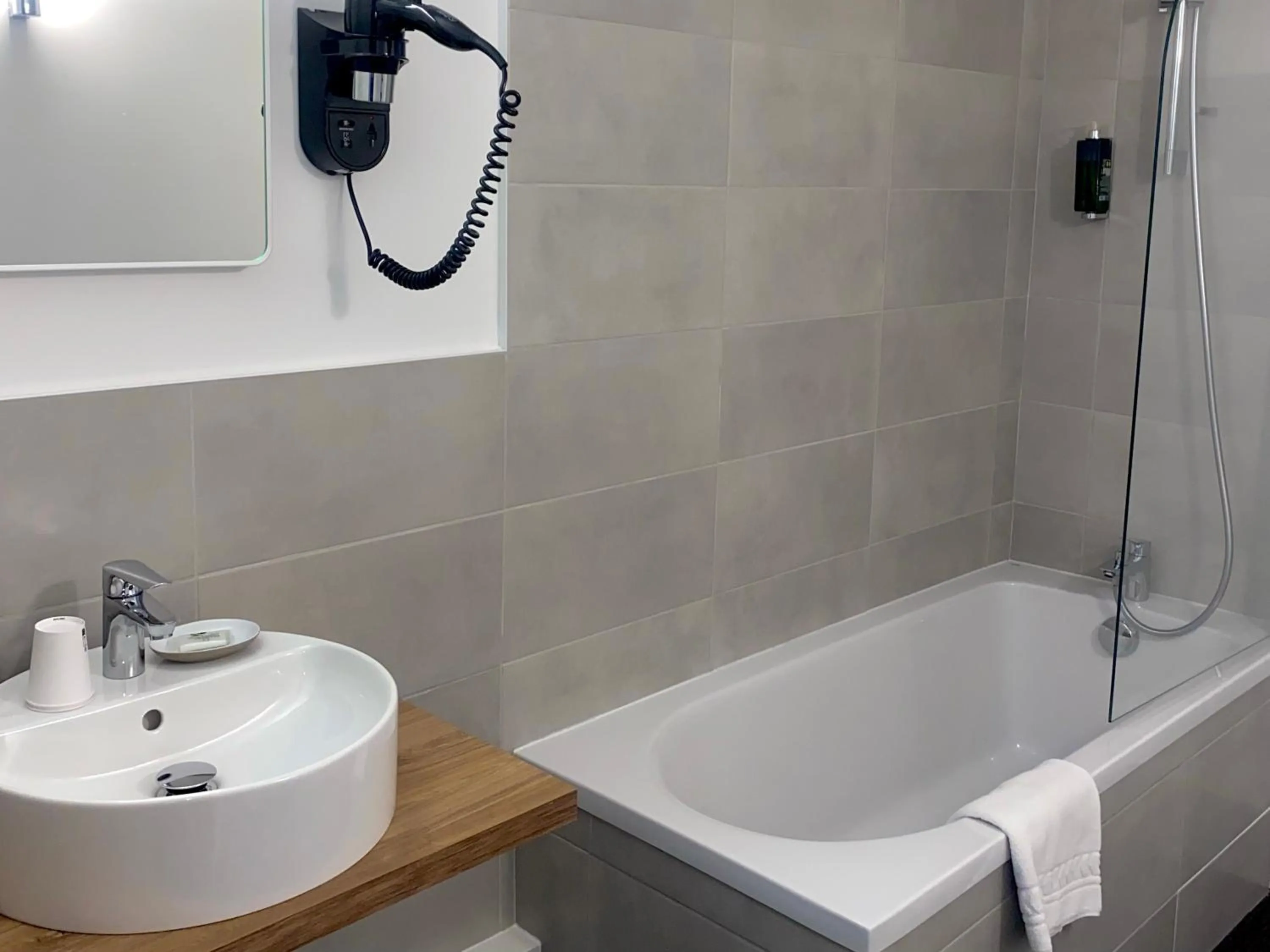 Bathroom in Aka Lodge Lyon Eurexpo Arena Stadium