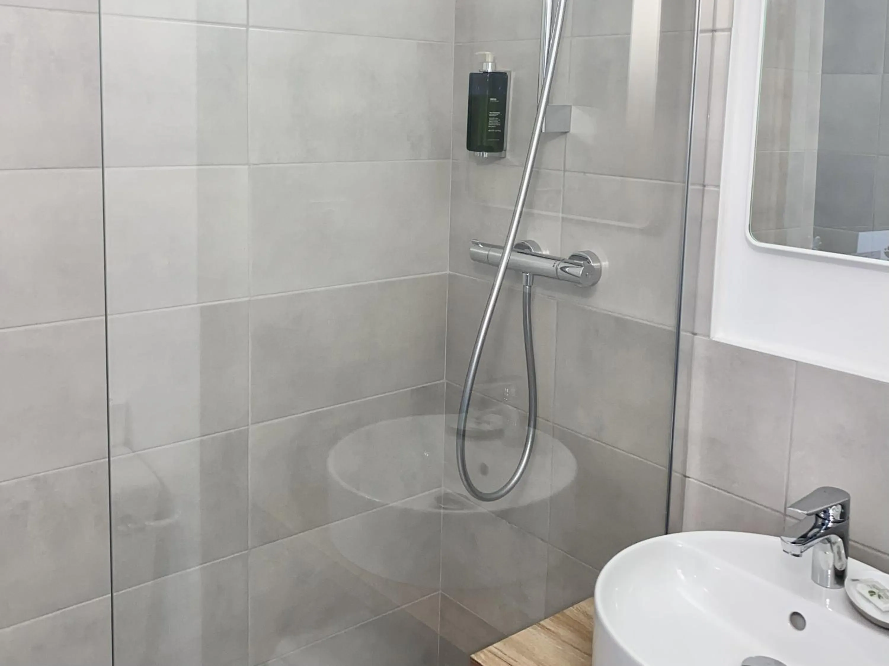 Bathroom in Aka Lodge Lyon Eurexpo Arena Stadium