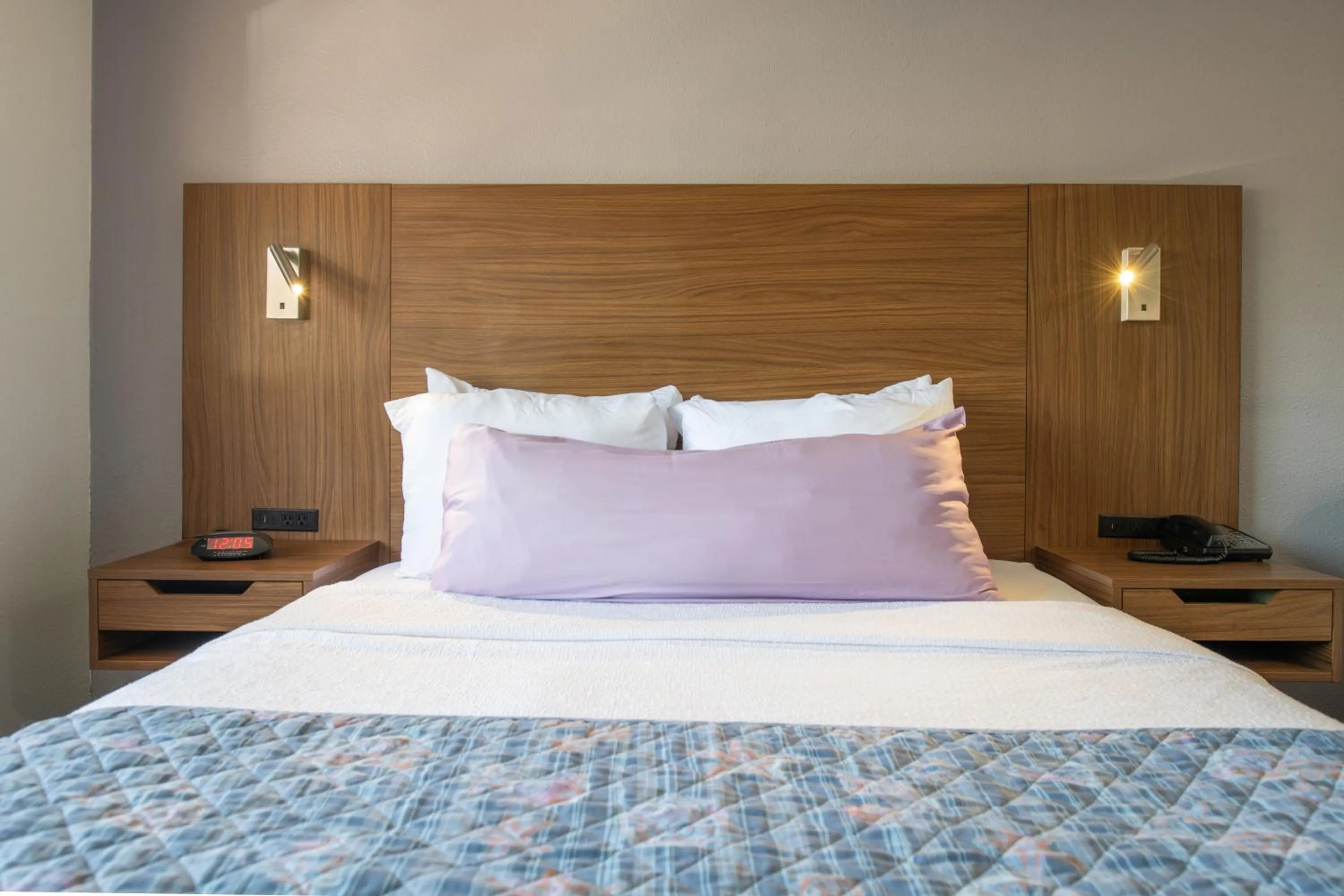 Bed in Brisa Pacific Hotel Encinitas