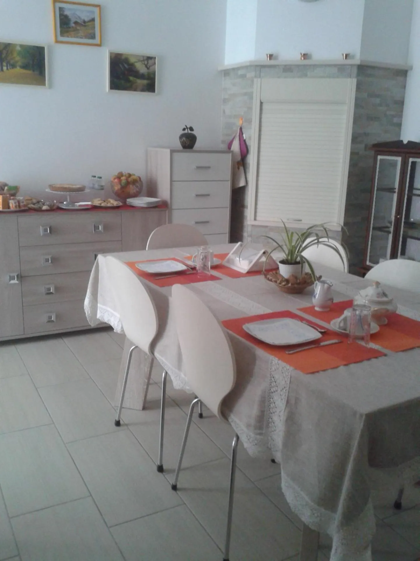 Communal lounge/ TV room in Angeli