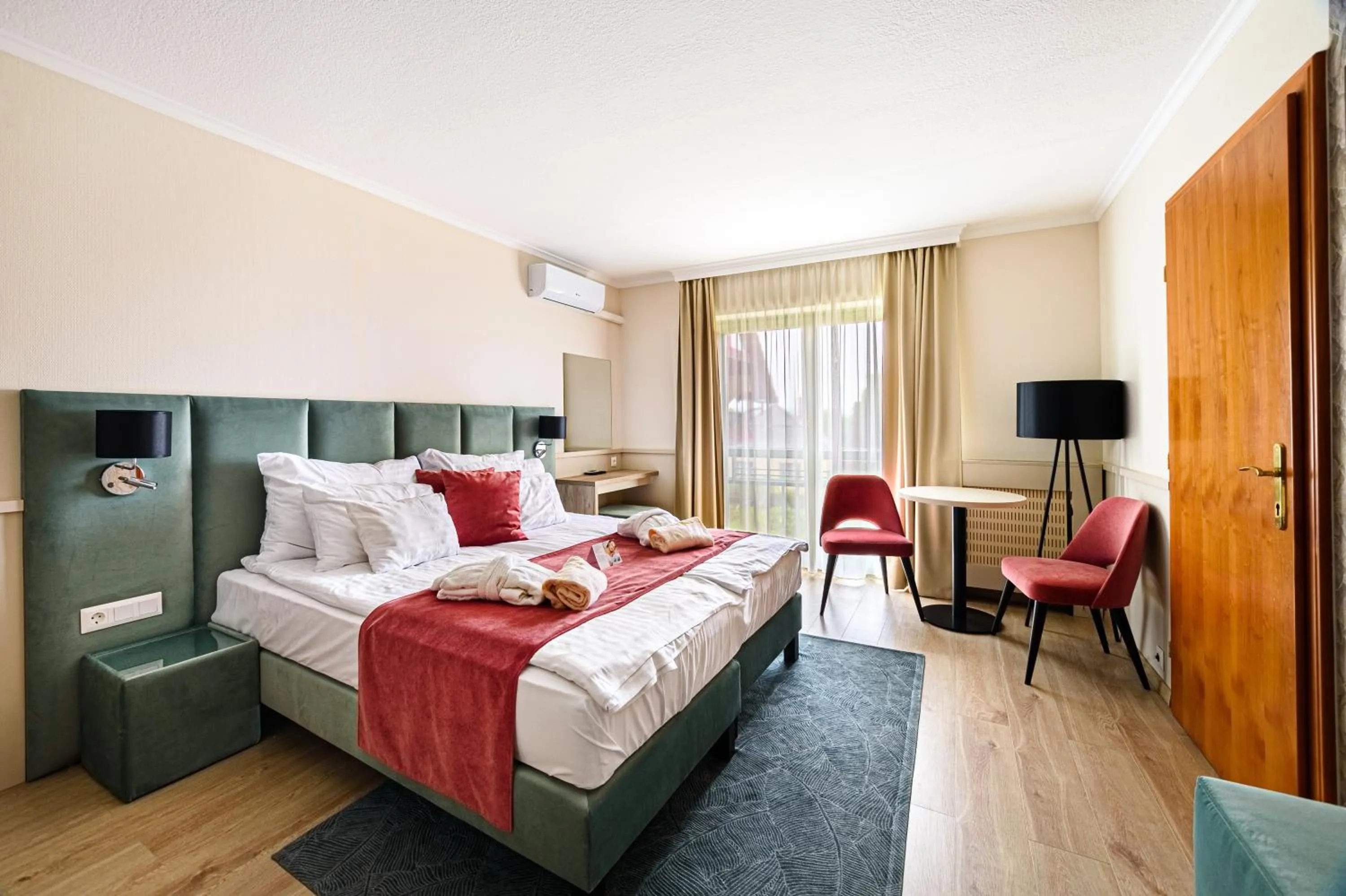 Photo of the whole room, Bed in Holiday Club Apartman Hotel