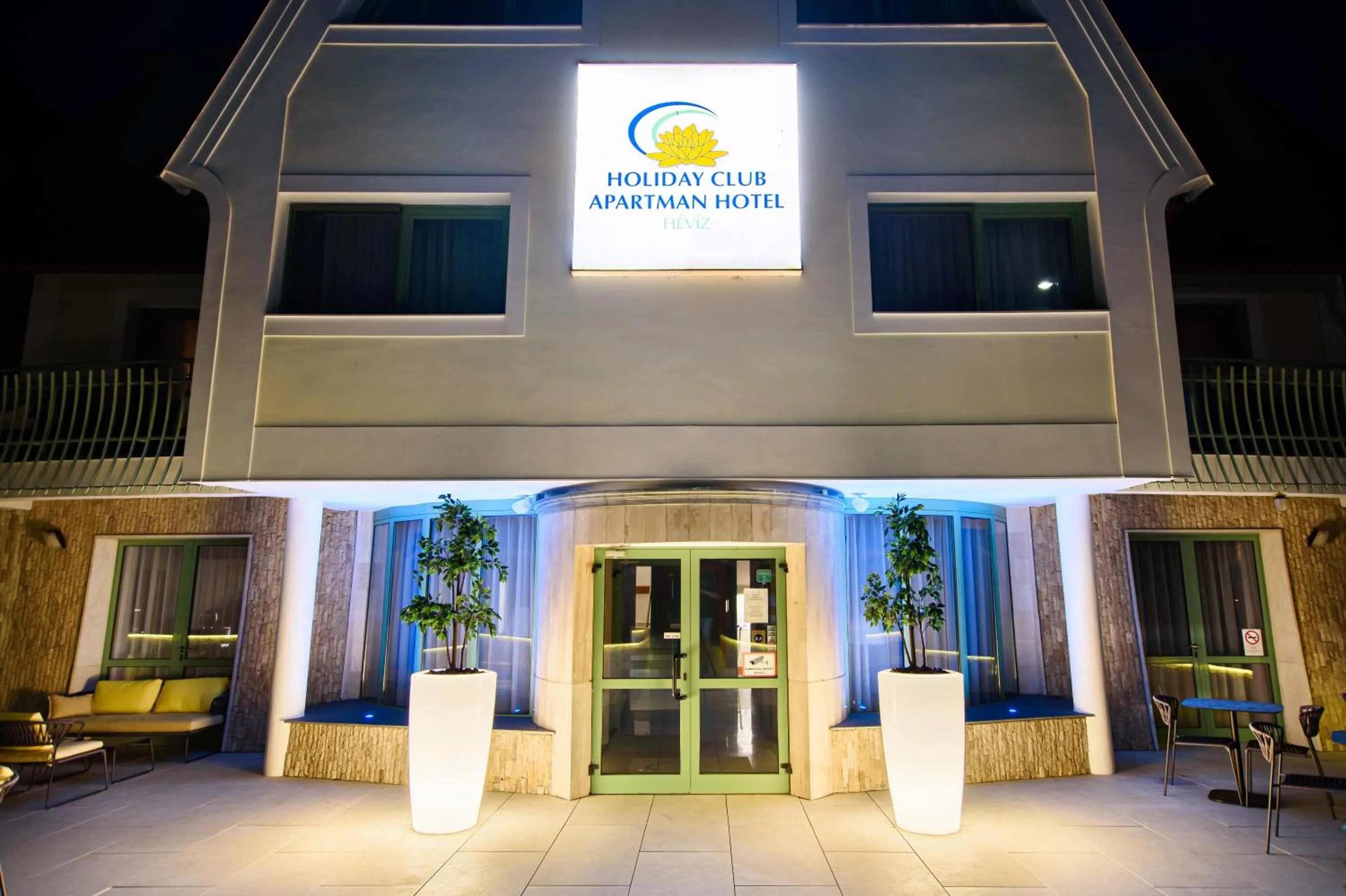 Property building in Holiday Club Apartman Hotel