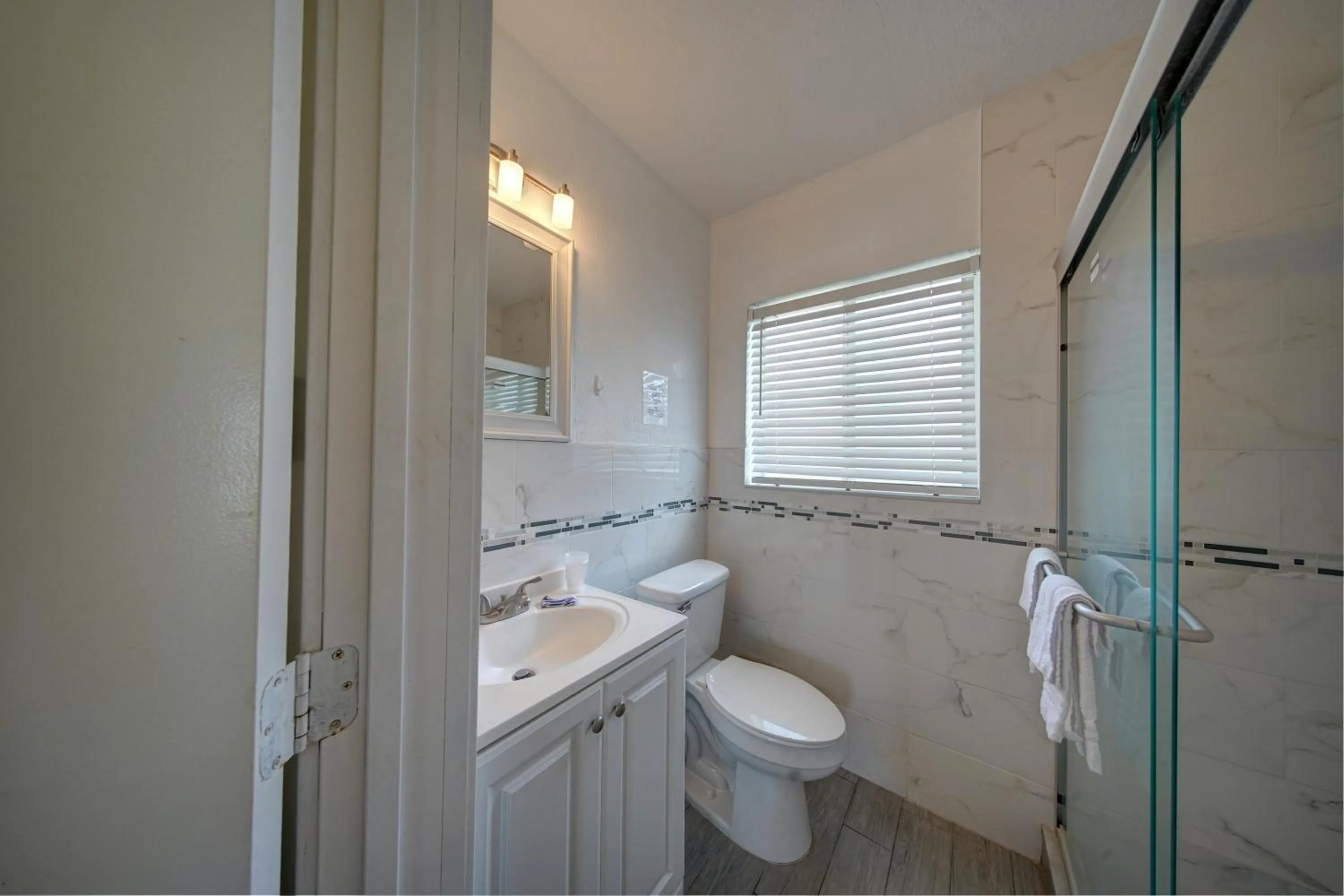 Bathroom in Blue Strawberry by the Sea