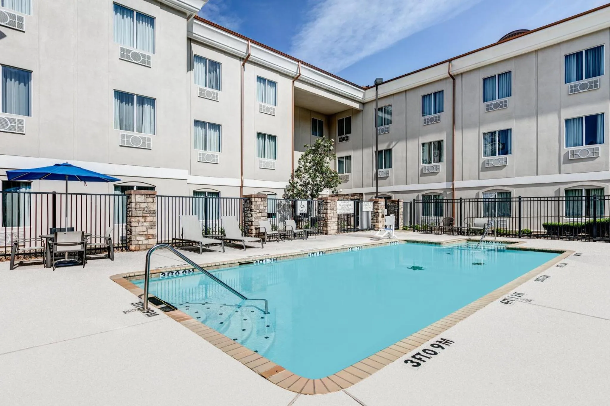 Swimming pool in Holiday Inn Express Hotel & Suites Marshall by IHG