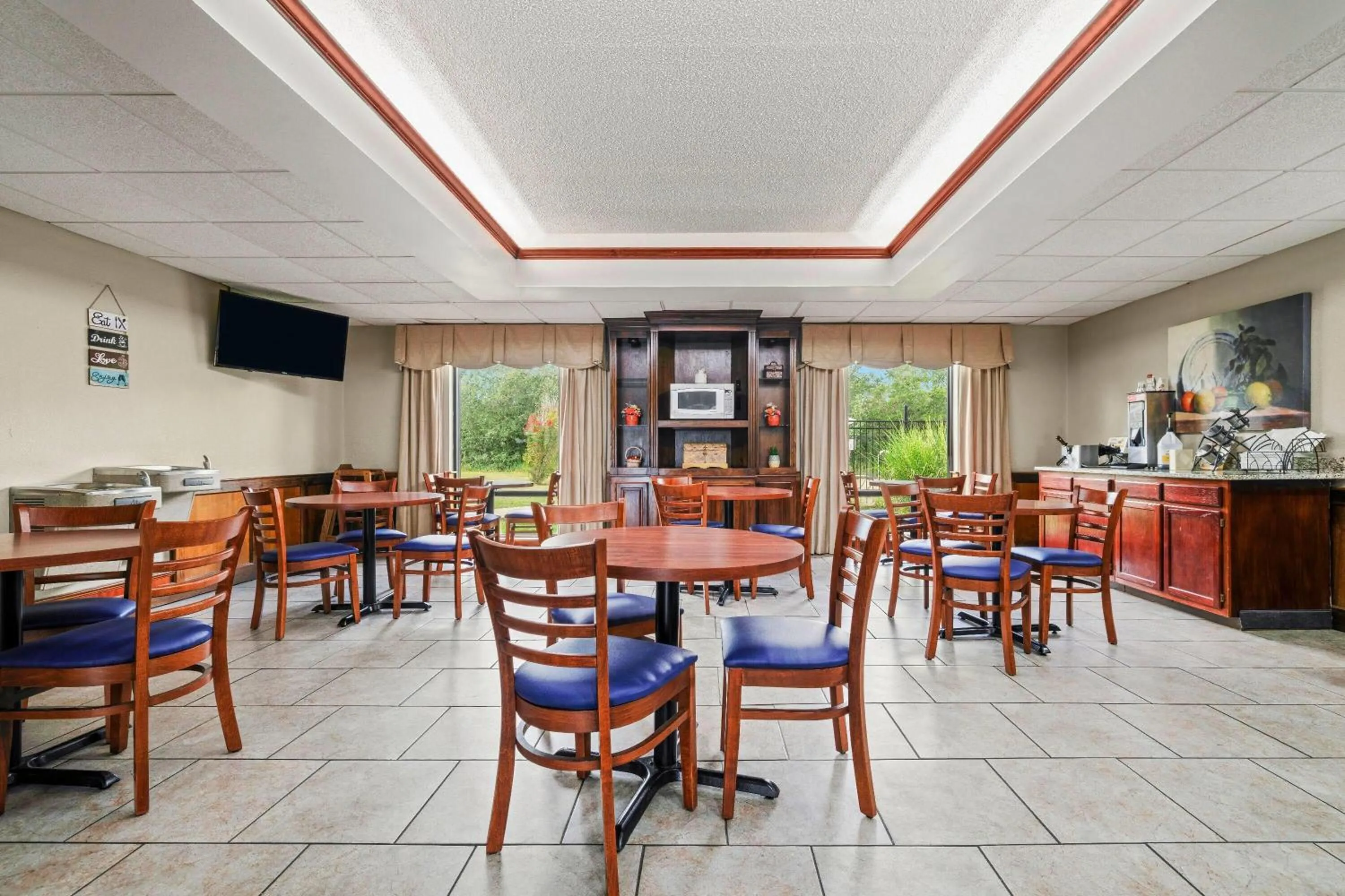 Restaurant/places to eat in Baymont by Wyndham Madisonville