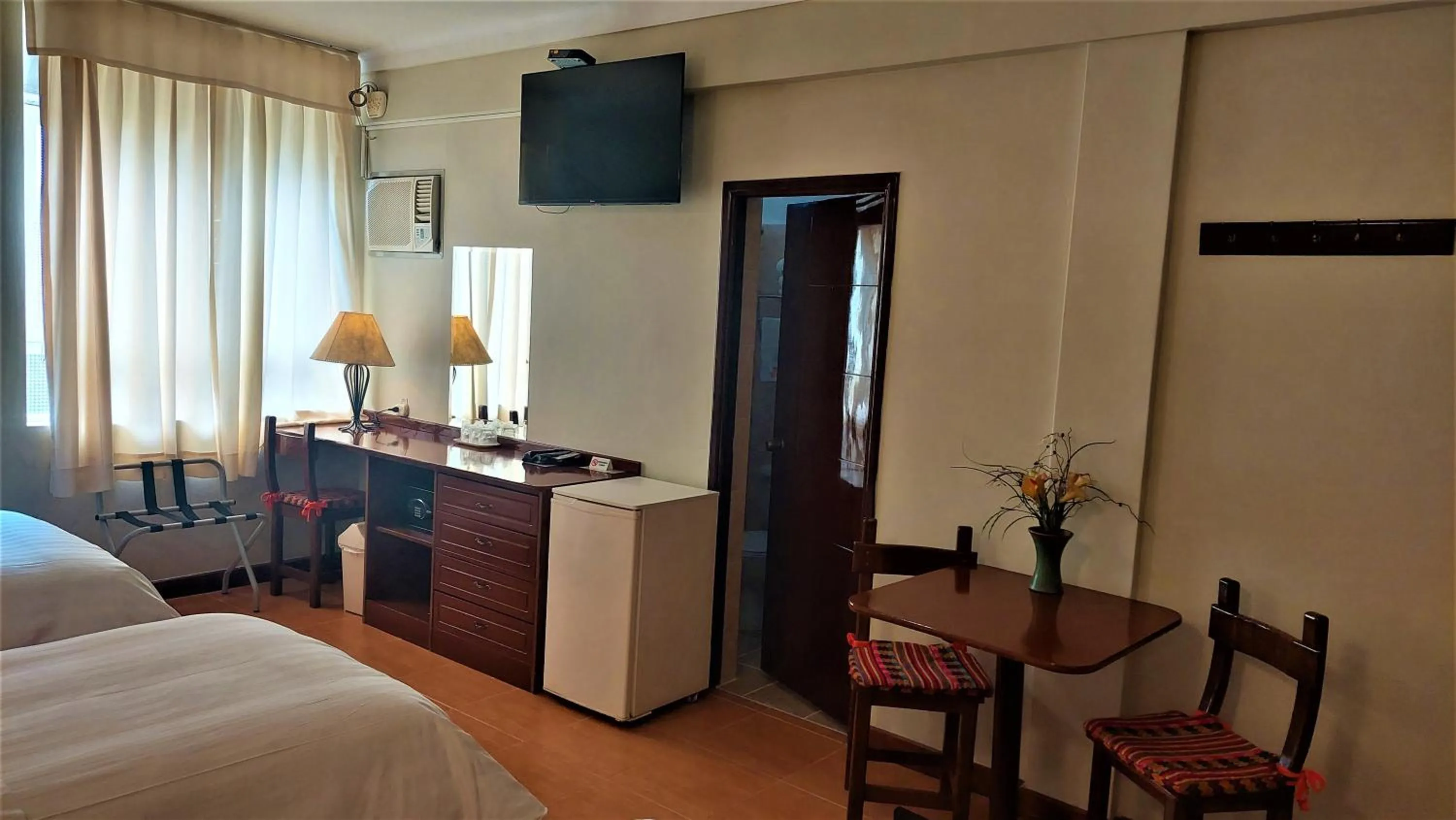 Communal lounge/ TV room, Bed in Lima Wasi Hotel Miraflores