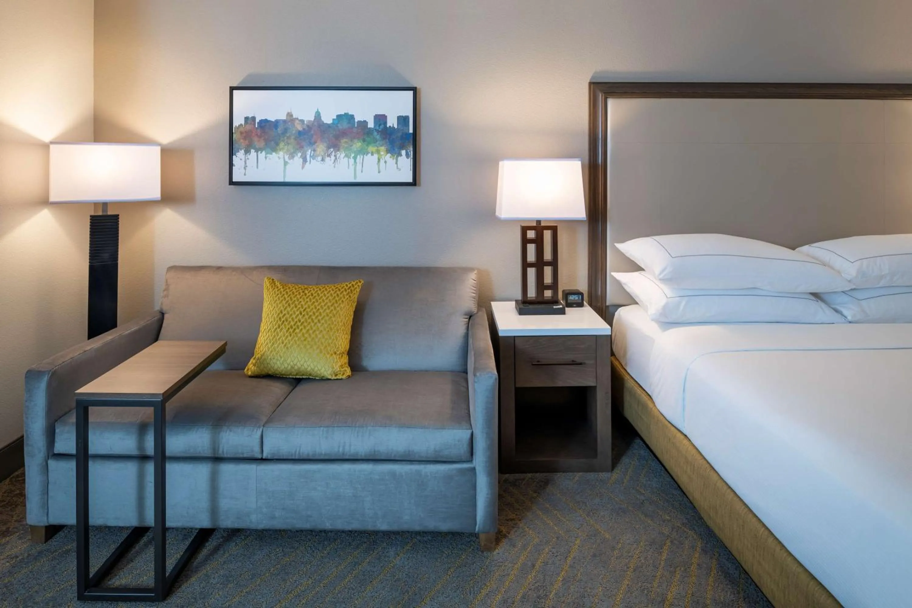 Living room, Bed in Doubletree By Hilton Madison East