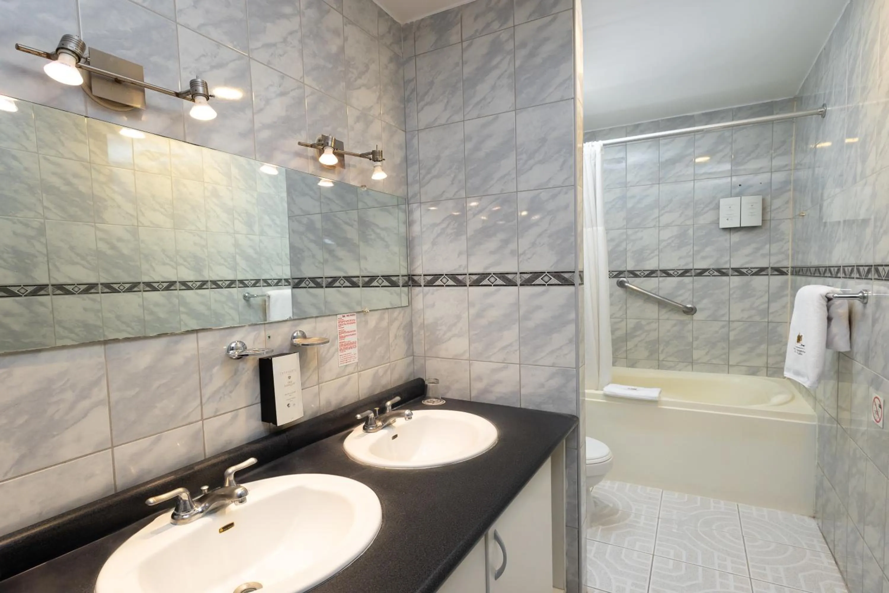 Shower in Royal Inka I