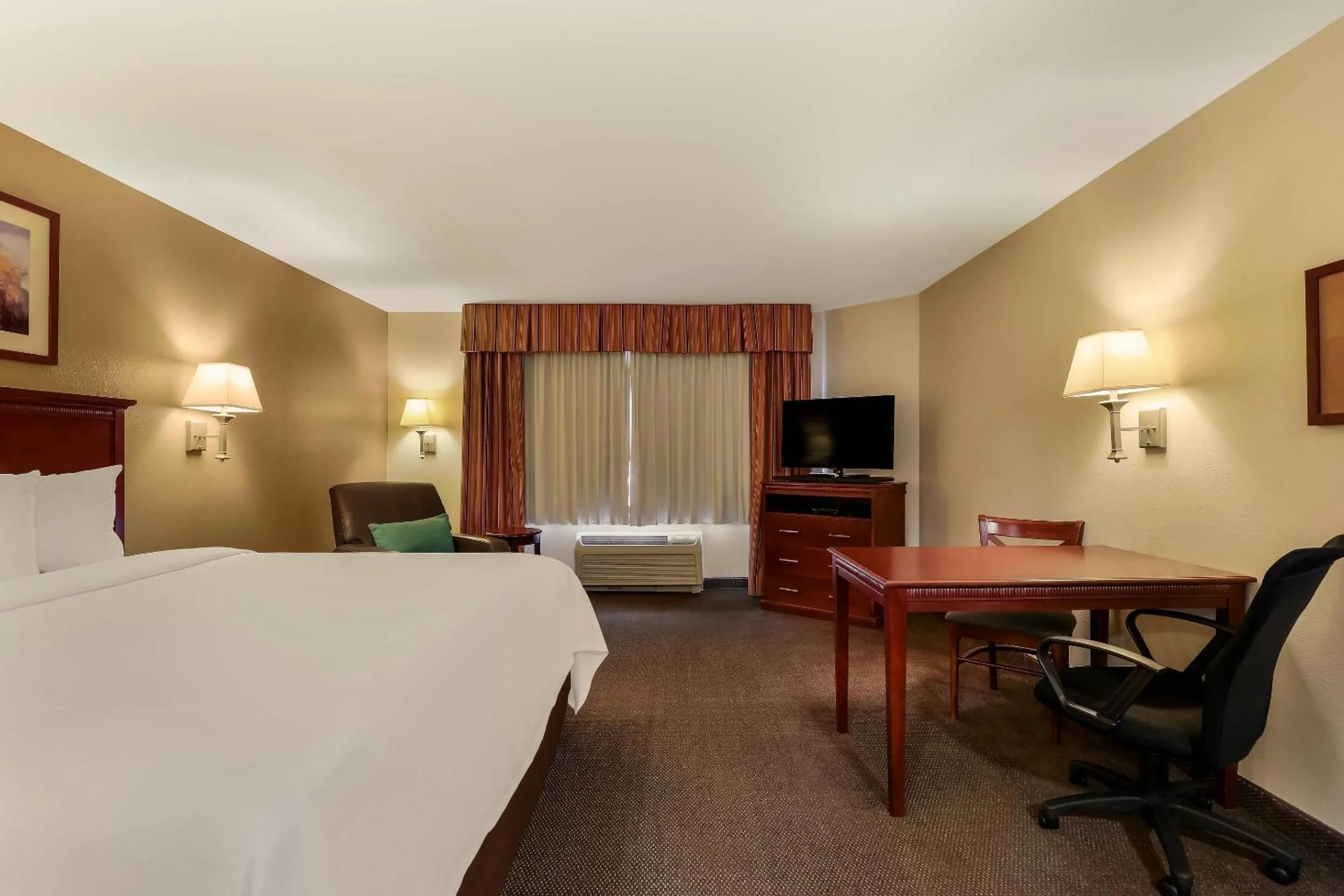 Bedroom, Bed in MainStay Suites Fitchburg - Madison