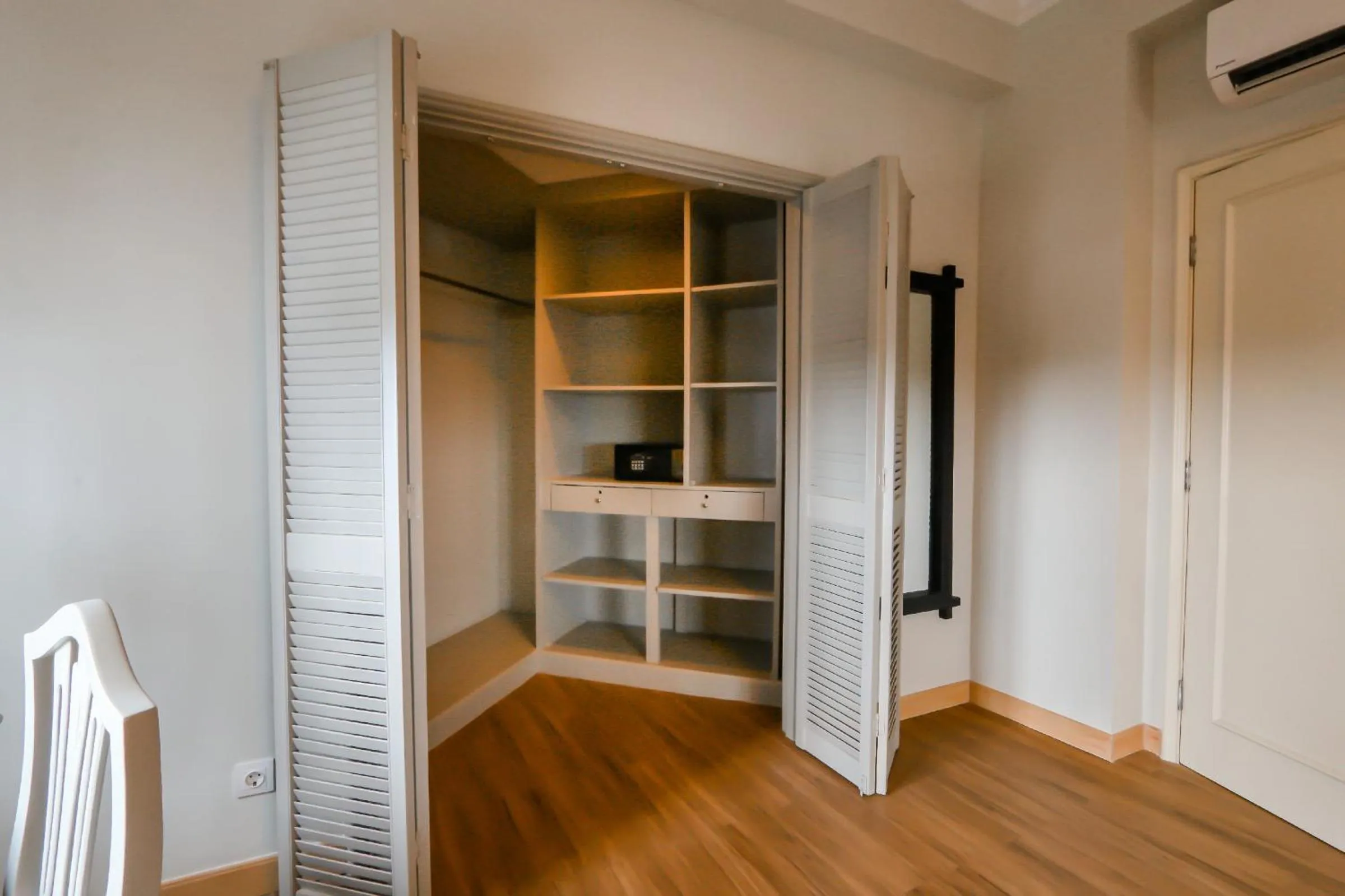 wardrobe in Java Paragon Hotel & Residences