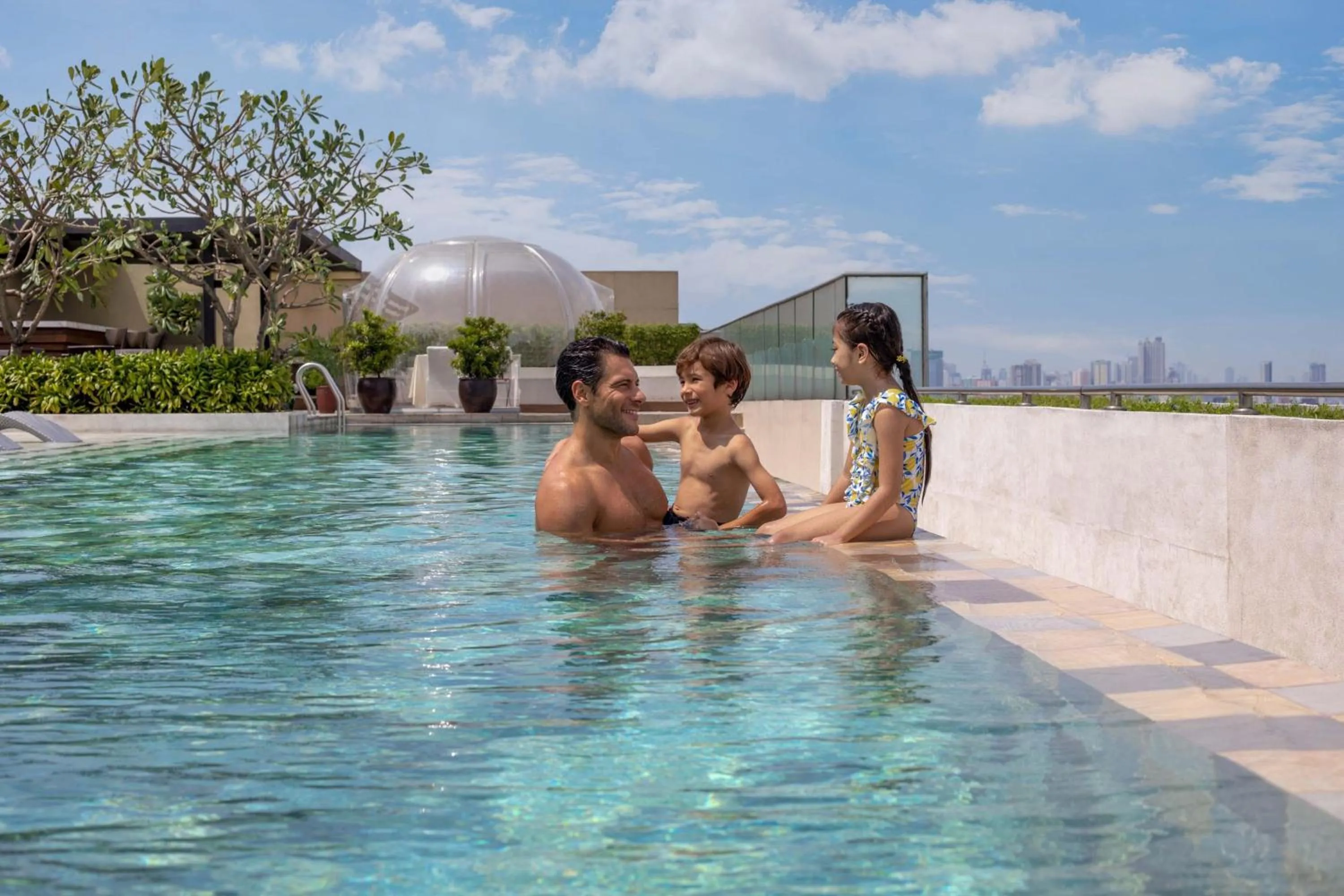 Swimming pool in Manila Marriott Hotel at Newport World Resorts