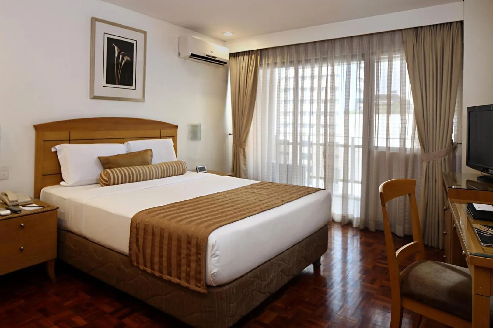 Bedroom, Bed in City Garden Suites Manila