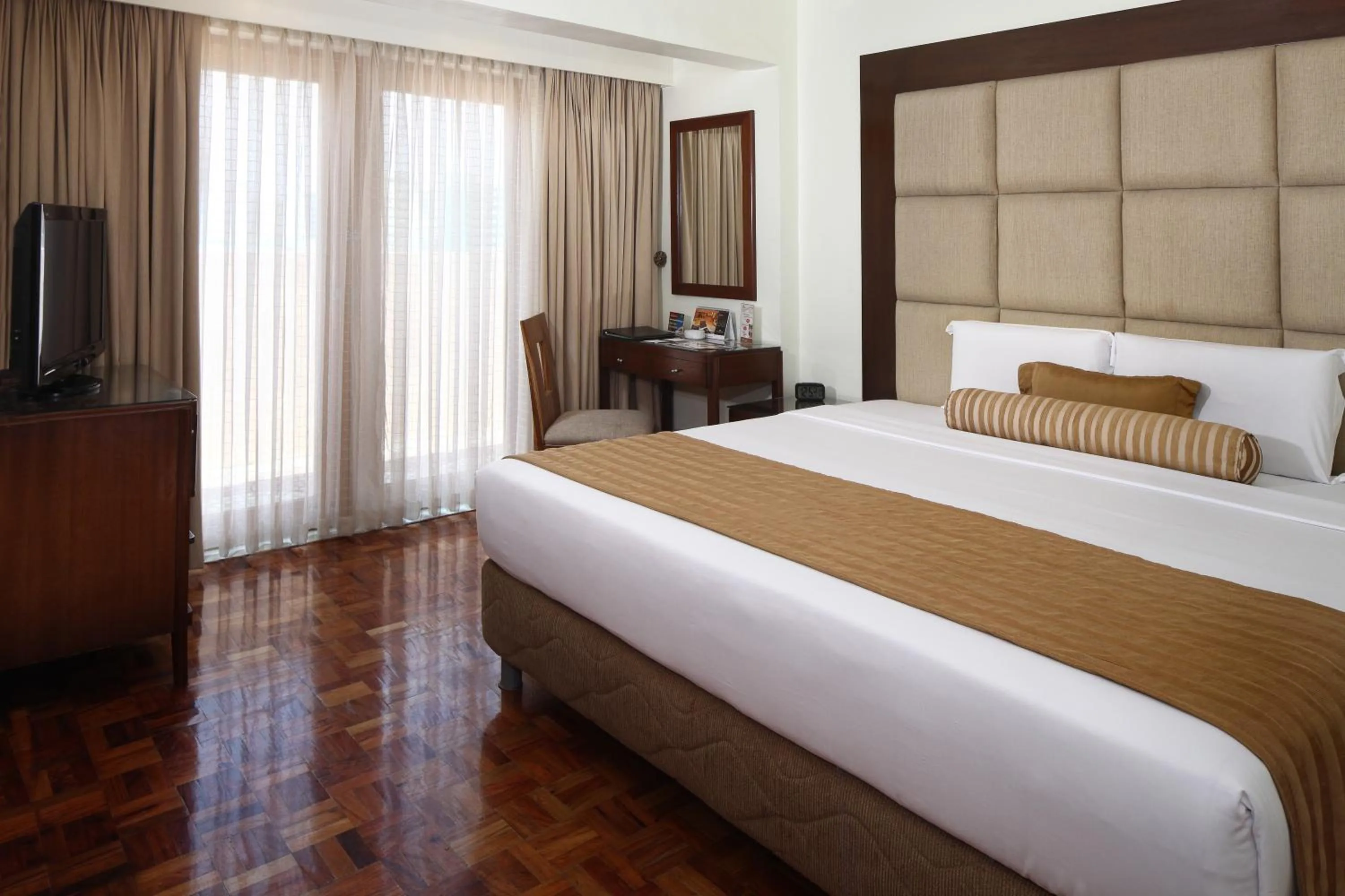 Bedroom, Bed in City Garden Suites Manila