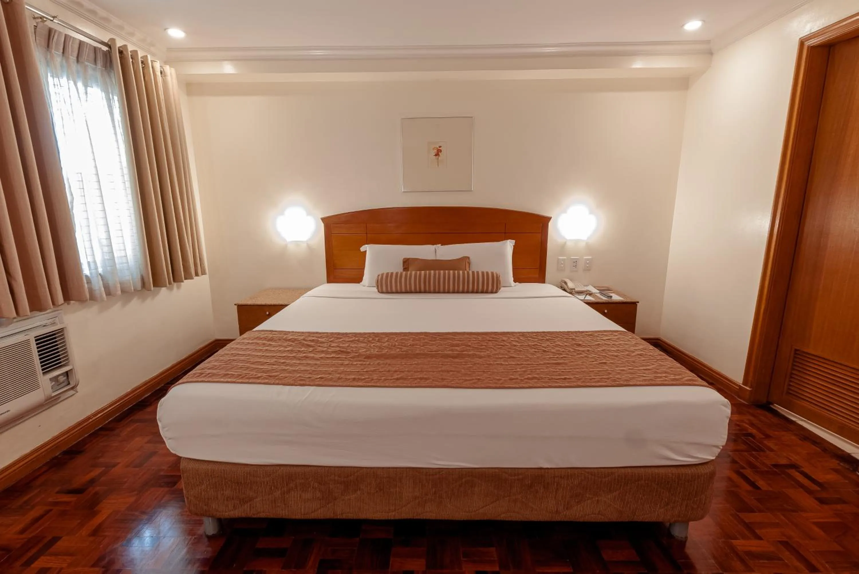 Bedroom, Bed in City Garden Suites Manila
