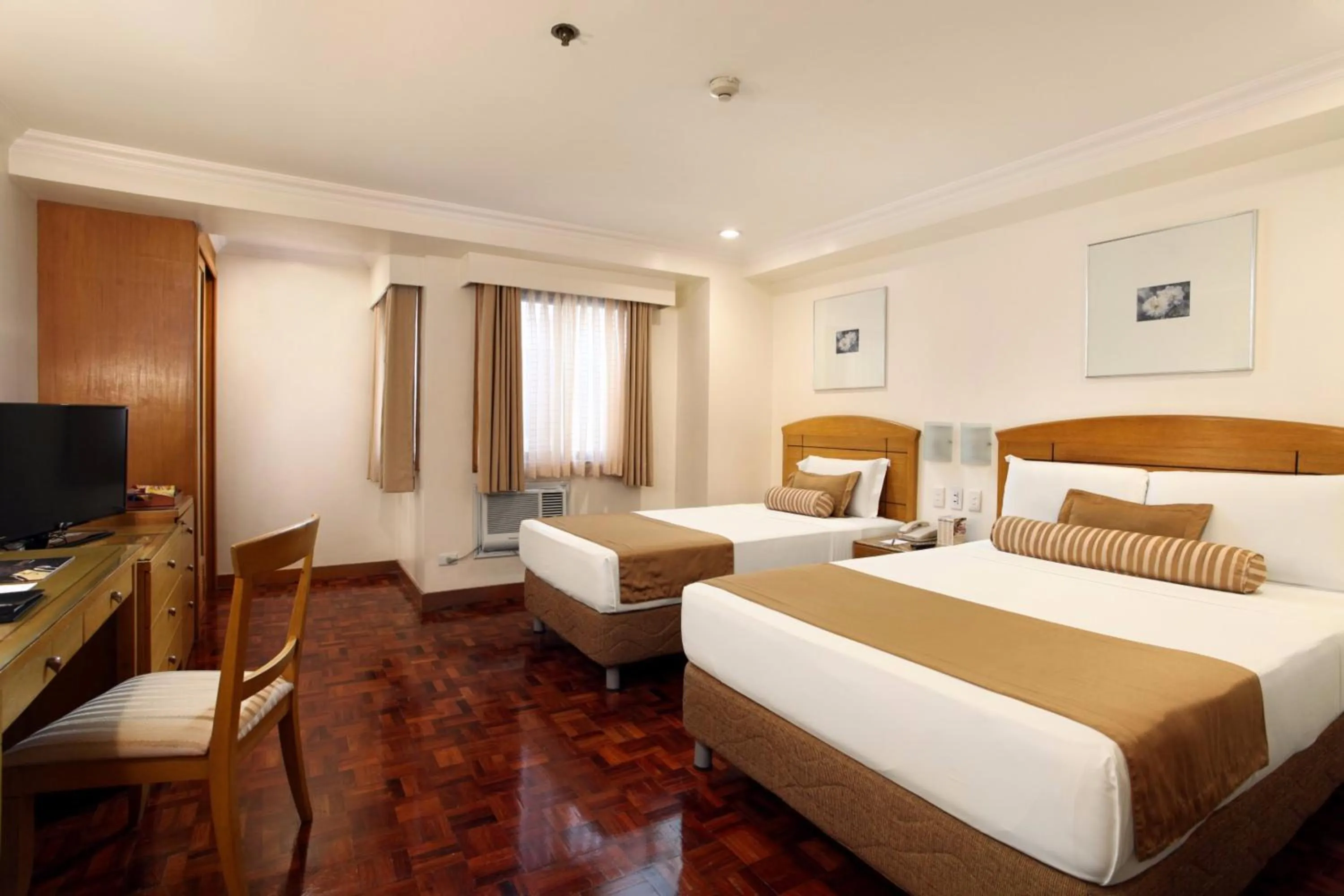 Bedroom, Bed in City Garden Suites Manila