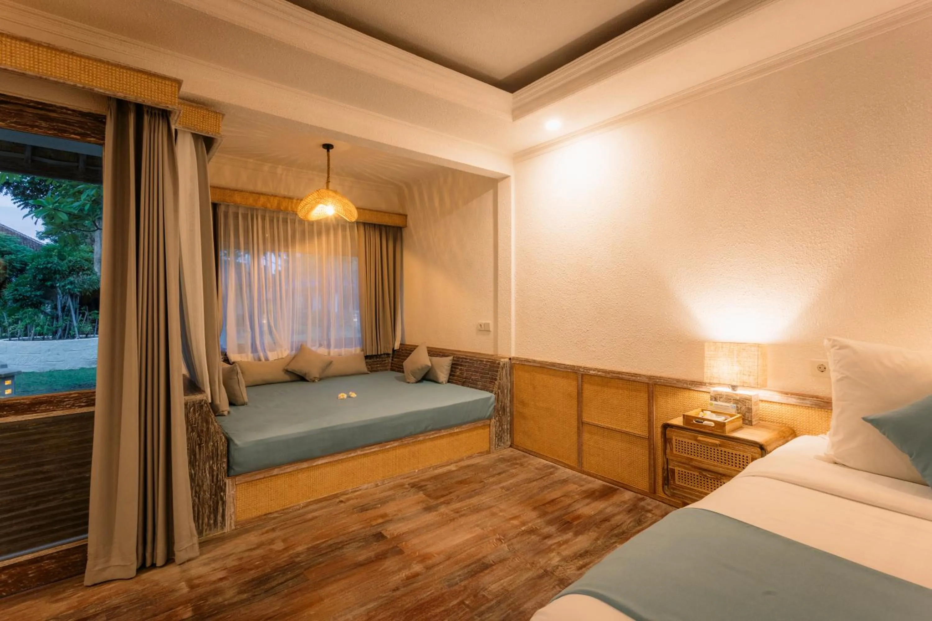 Restaurant/places to eat, Bed in Vila Ombak