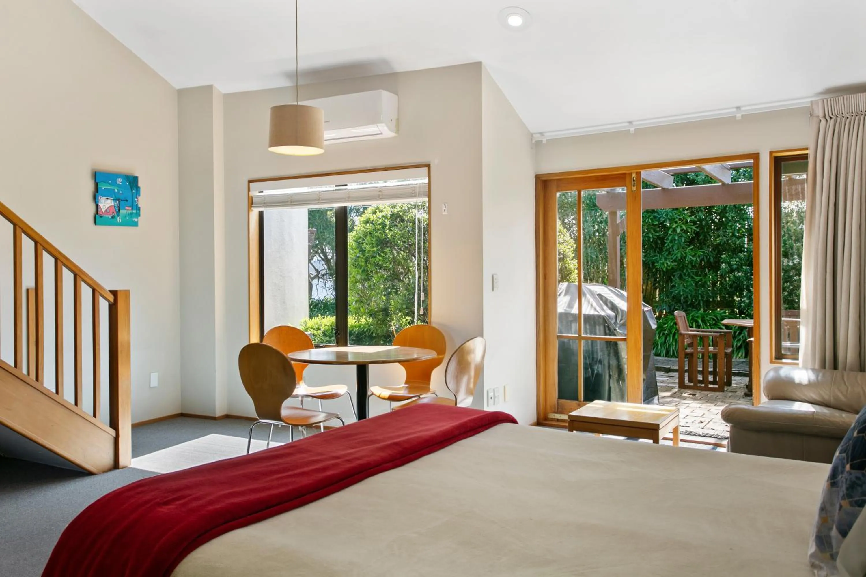 Living room, Bed in Cascades Lakefront Motel
