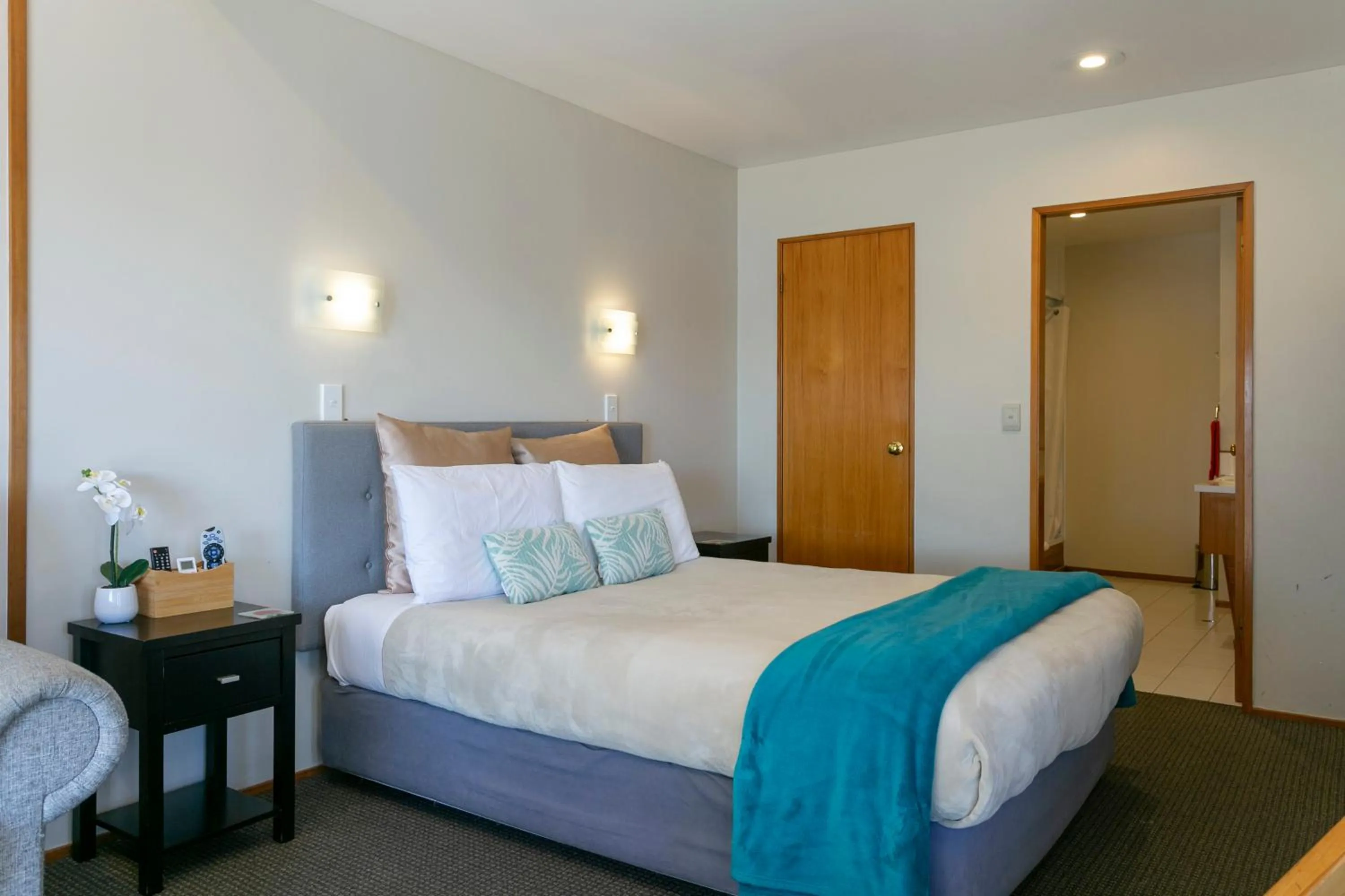 Bedroom, Bed in Cascades Lakefront Motel