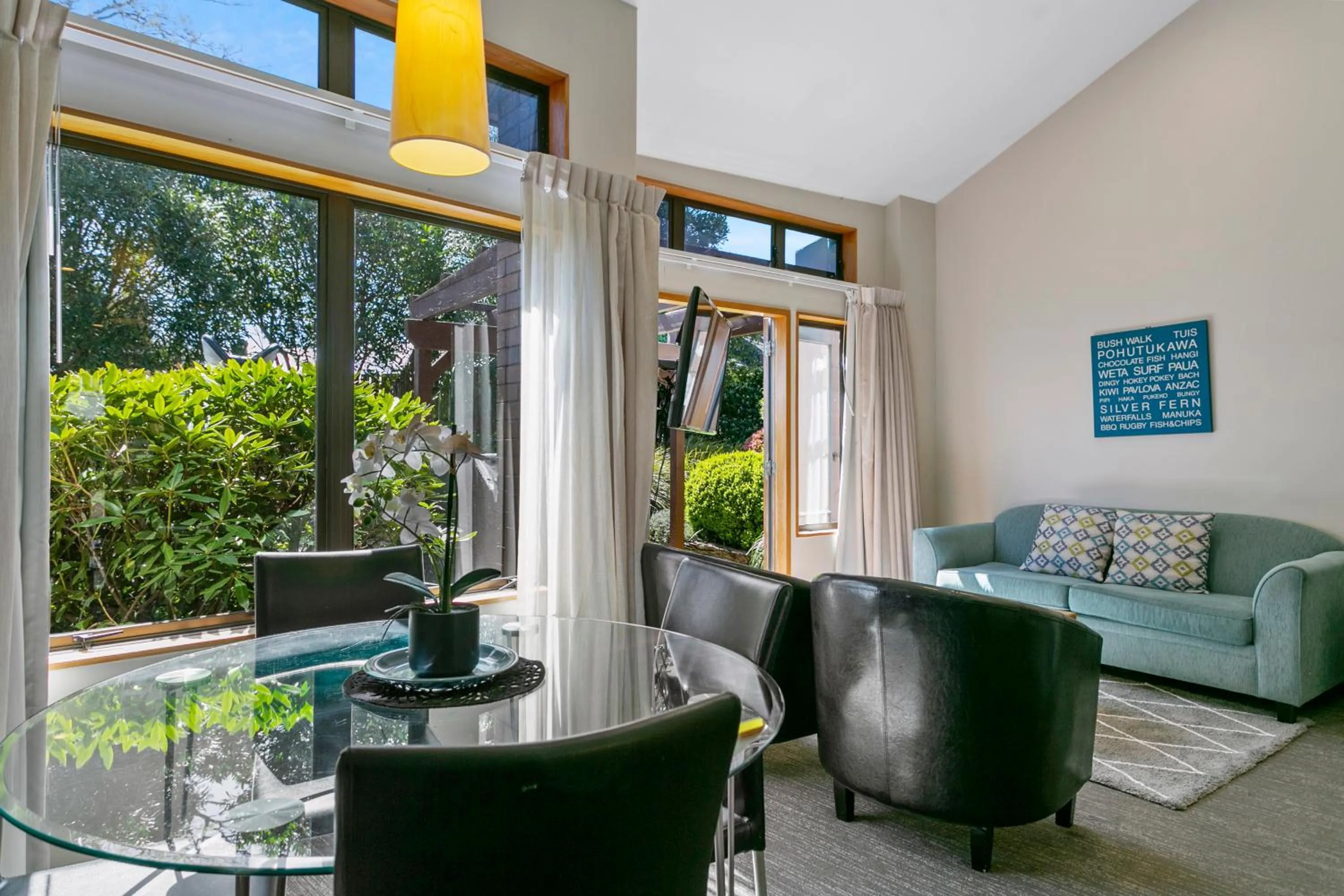 Dining area in Cascades Lakefront Motel
