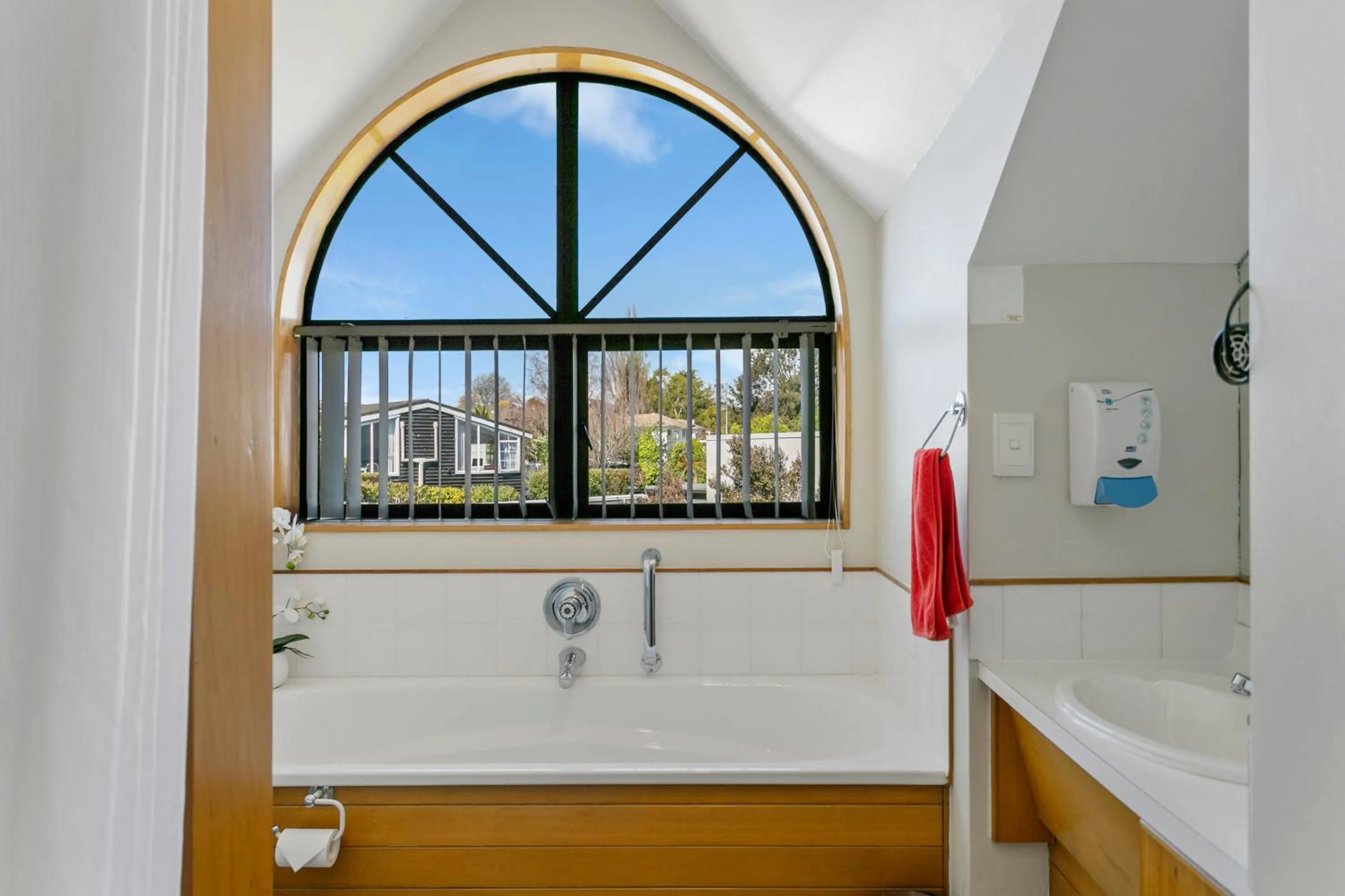 Bathroom in Cascades Lakefront Motel