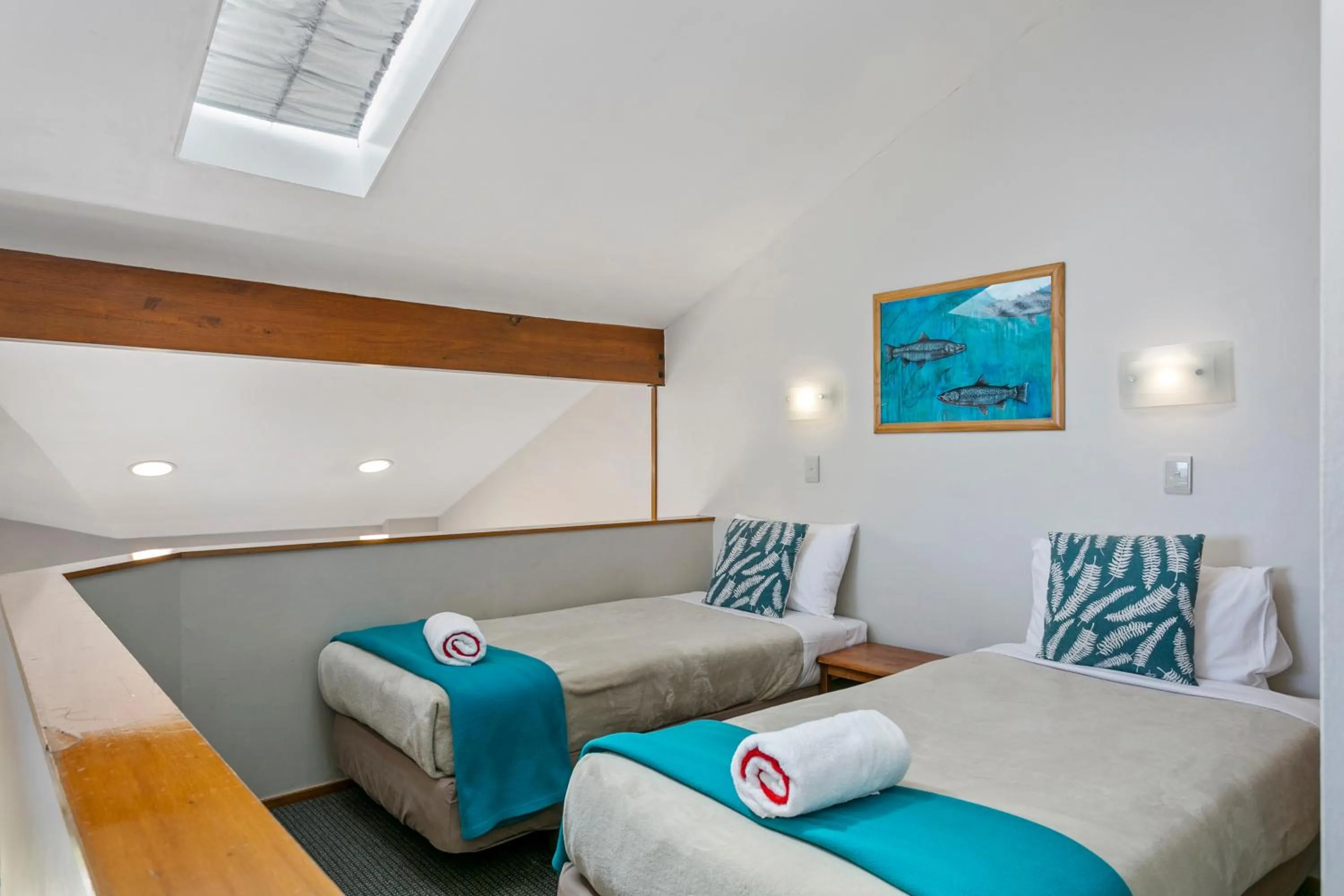 Bedroom, Bed in Cascades Lakefront Motel