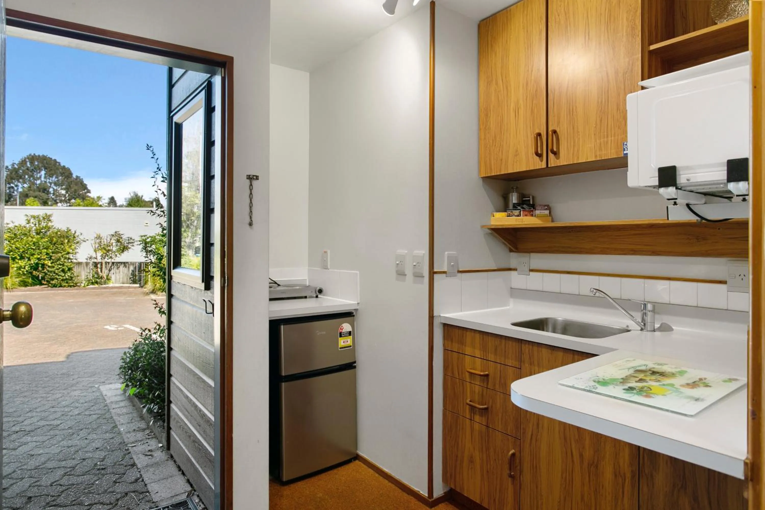 kitchen in Cascades Lakefront Motel