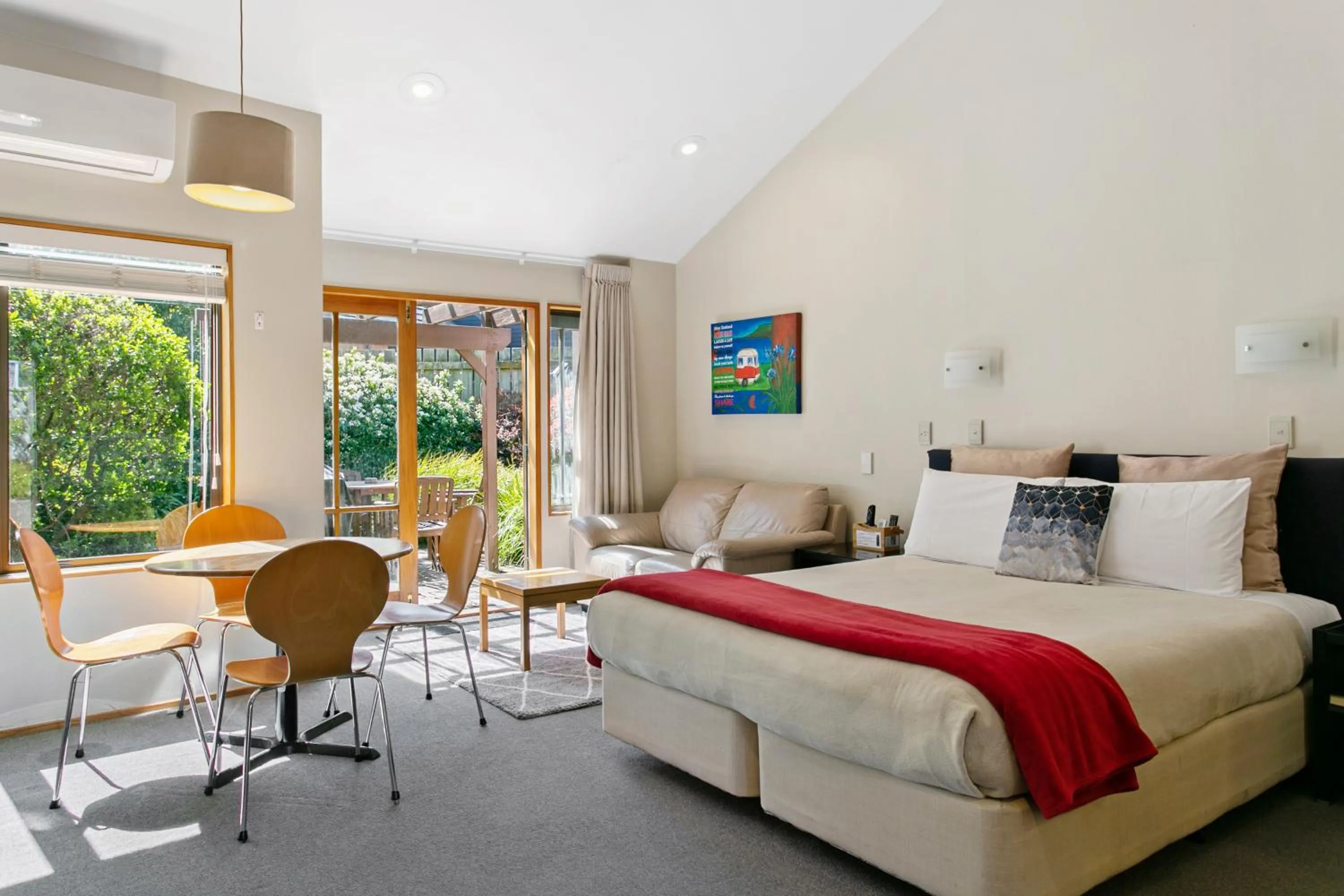 Bed in Cascades Lakefront Motel