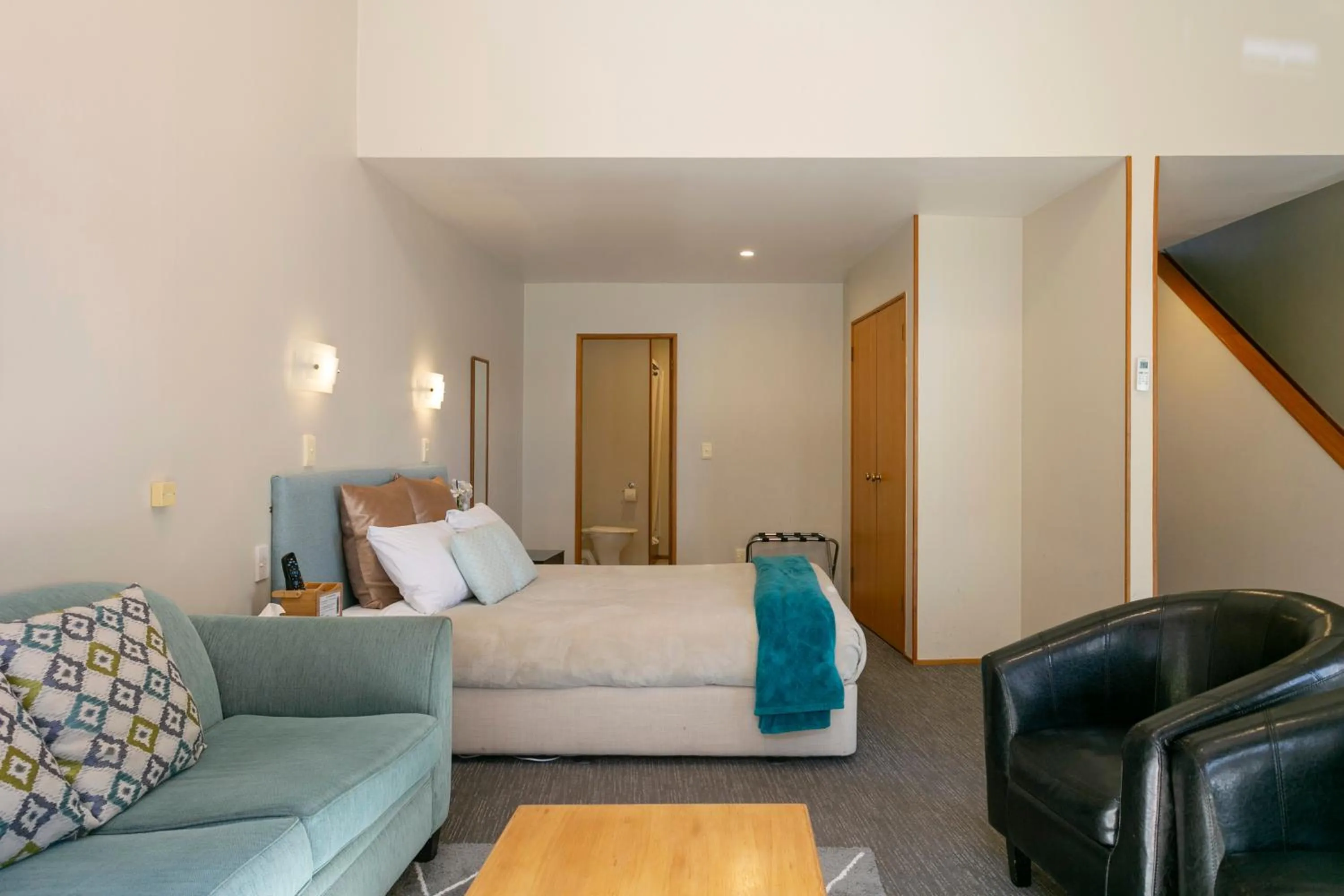 Living room in Cascades Lakefront Motel