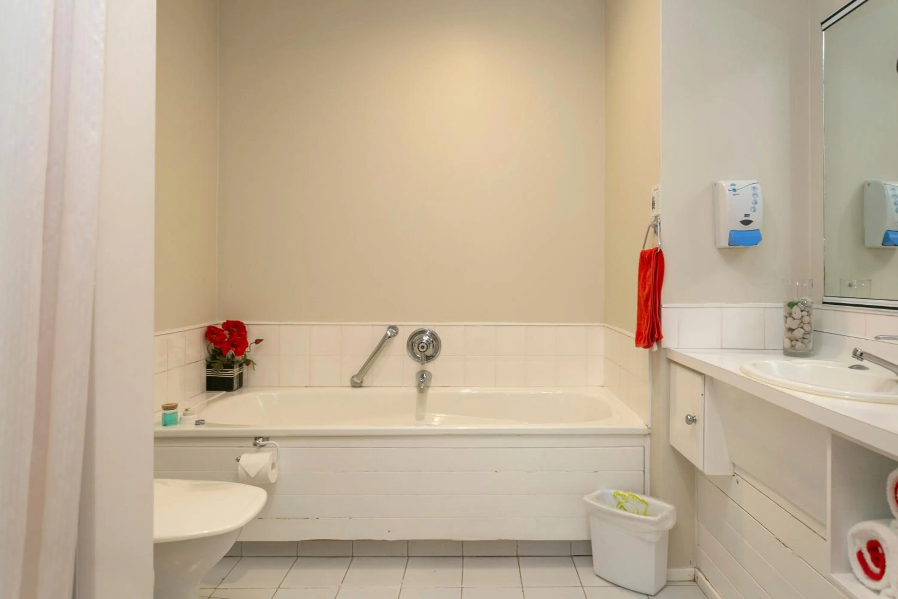 Hot Tub in Cascades Lakefront Motel