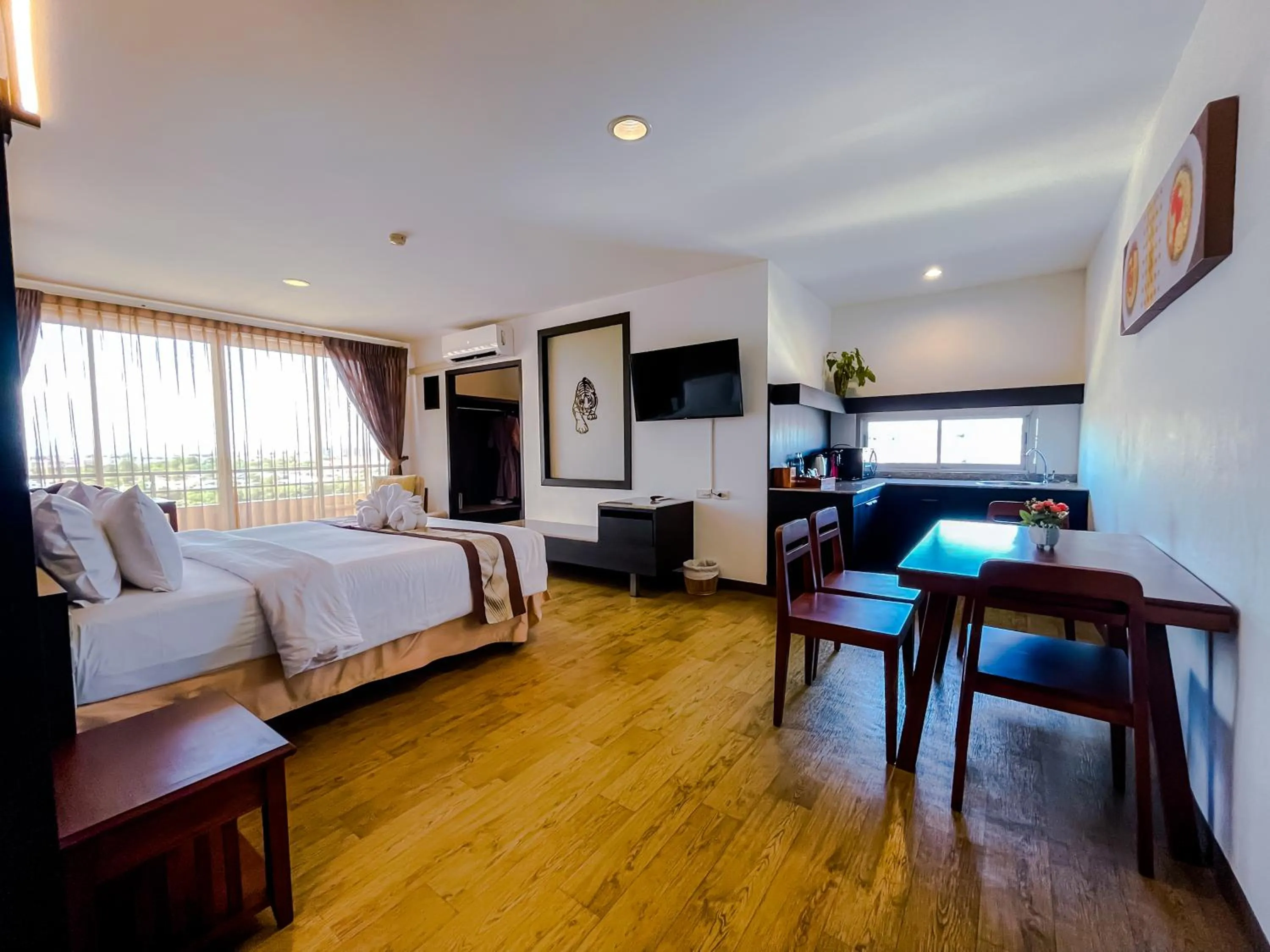 Communal lounge/ TV room, Bed in Eastern Grand Palace