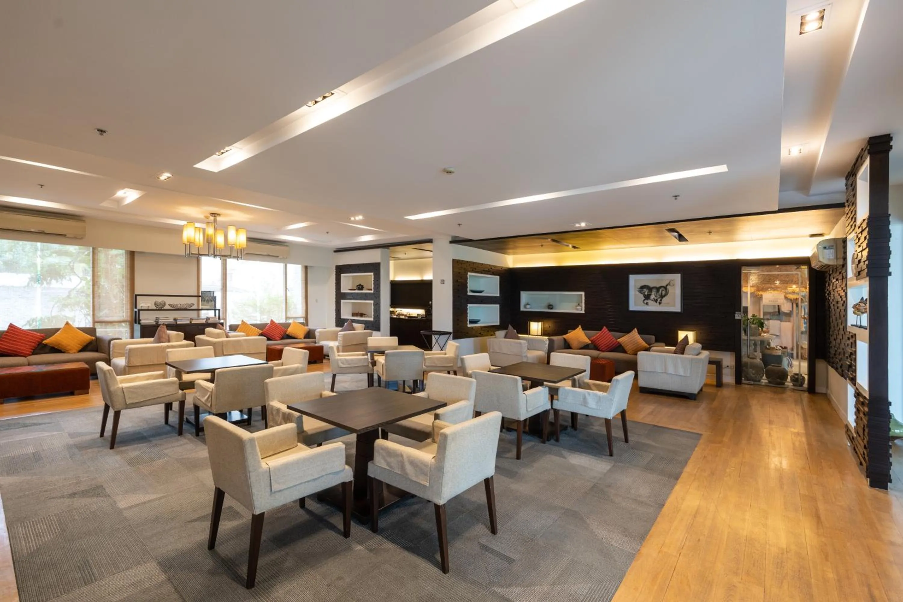 Communal lounge/ TV room in Kantary Hills Hotel, Chiang Mai