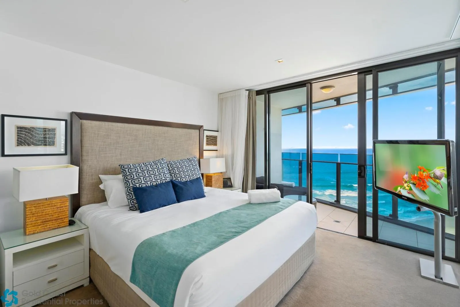 Bedroom, Bed in Soul Surfers Paradise - Gclr