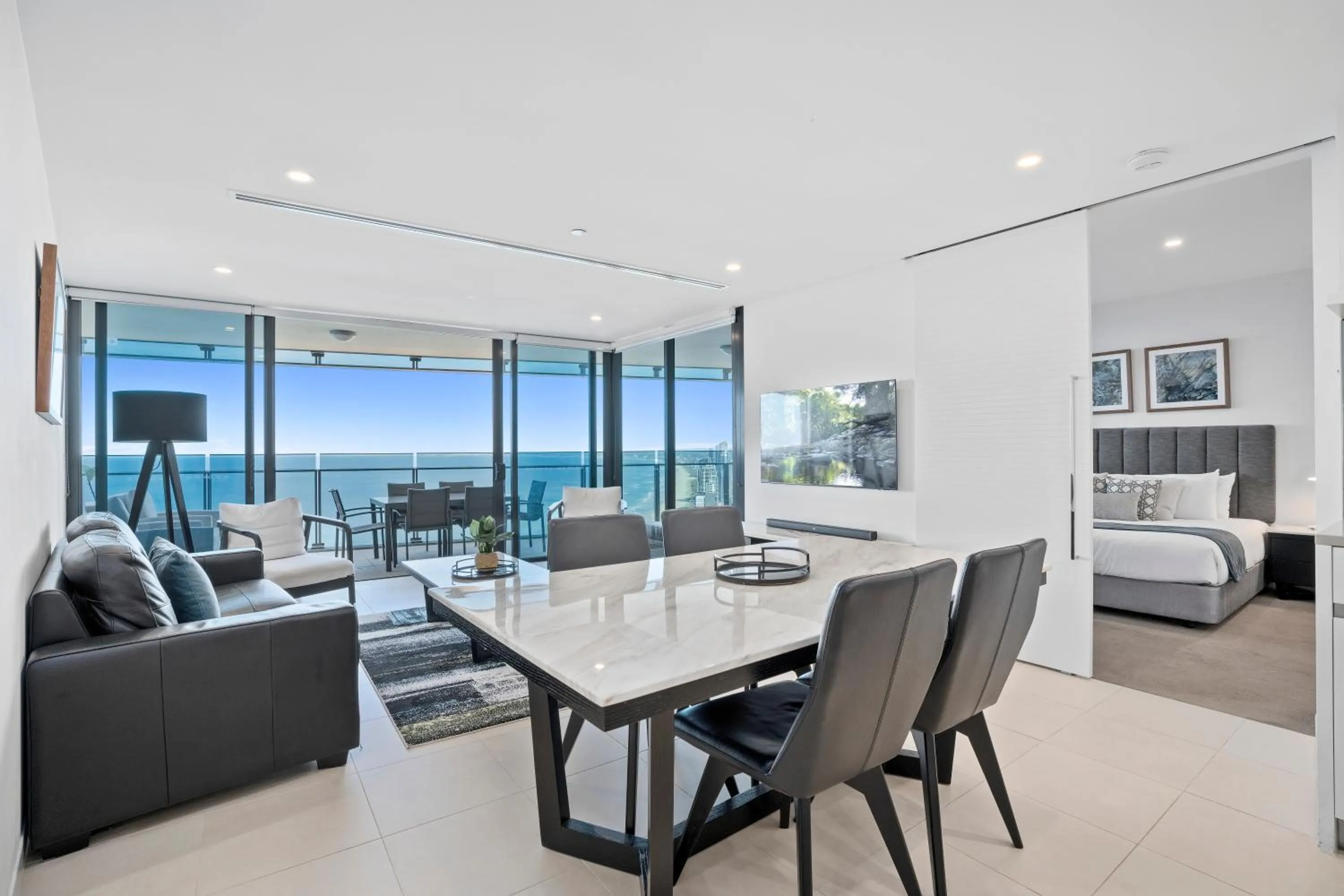 Dining area in Soul Surfers Paradise - Gclr