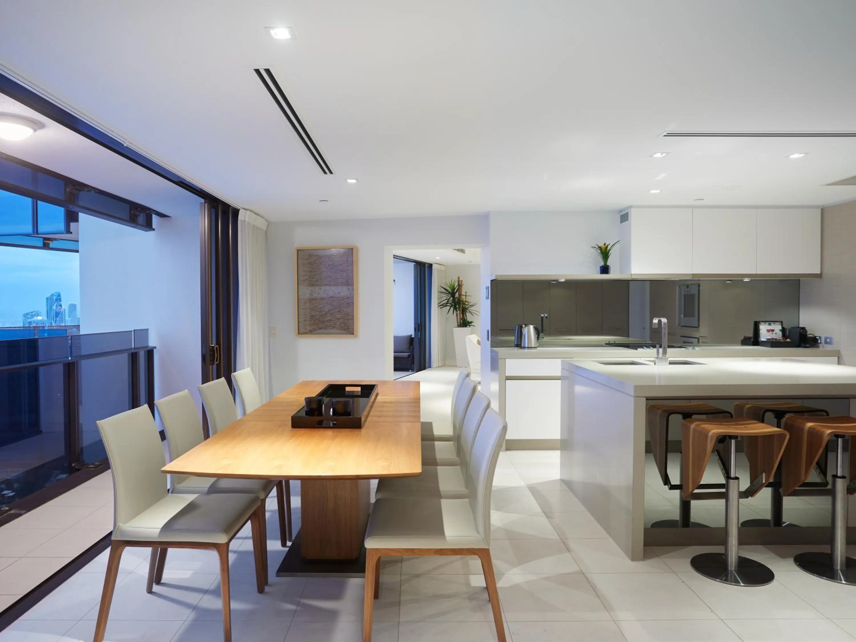 Dining area in Soul Surfers Paradise - Gclr