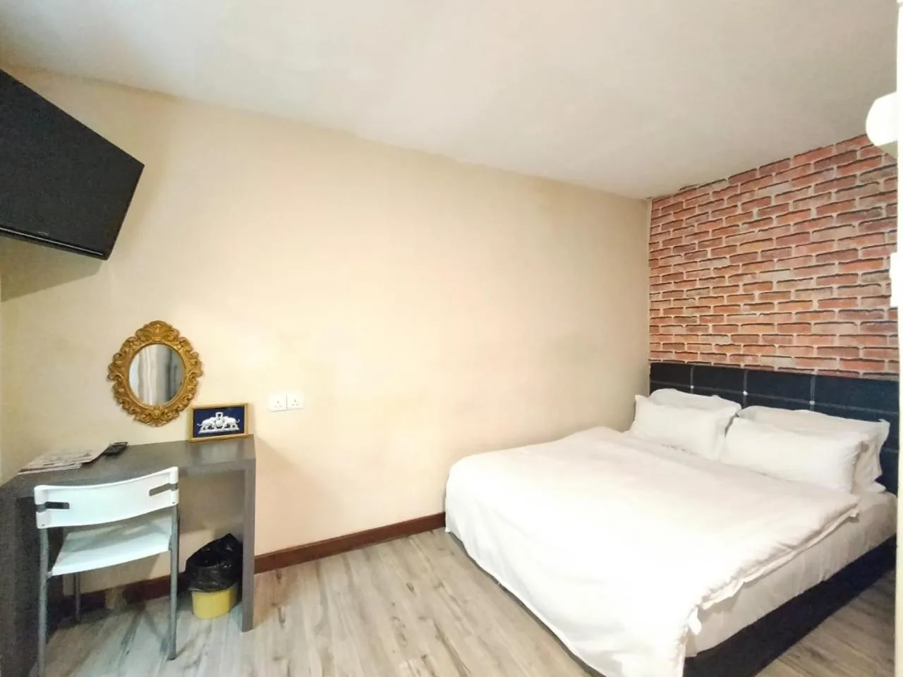 Bed in Natol Homestay - Paris BDC