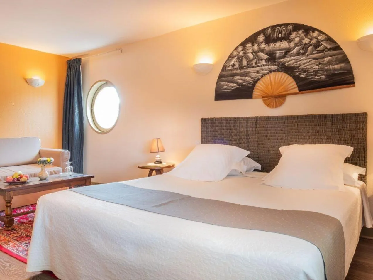 Bed in Logis Hôtel Restaurant Le Coq Hardi