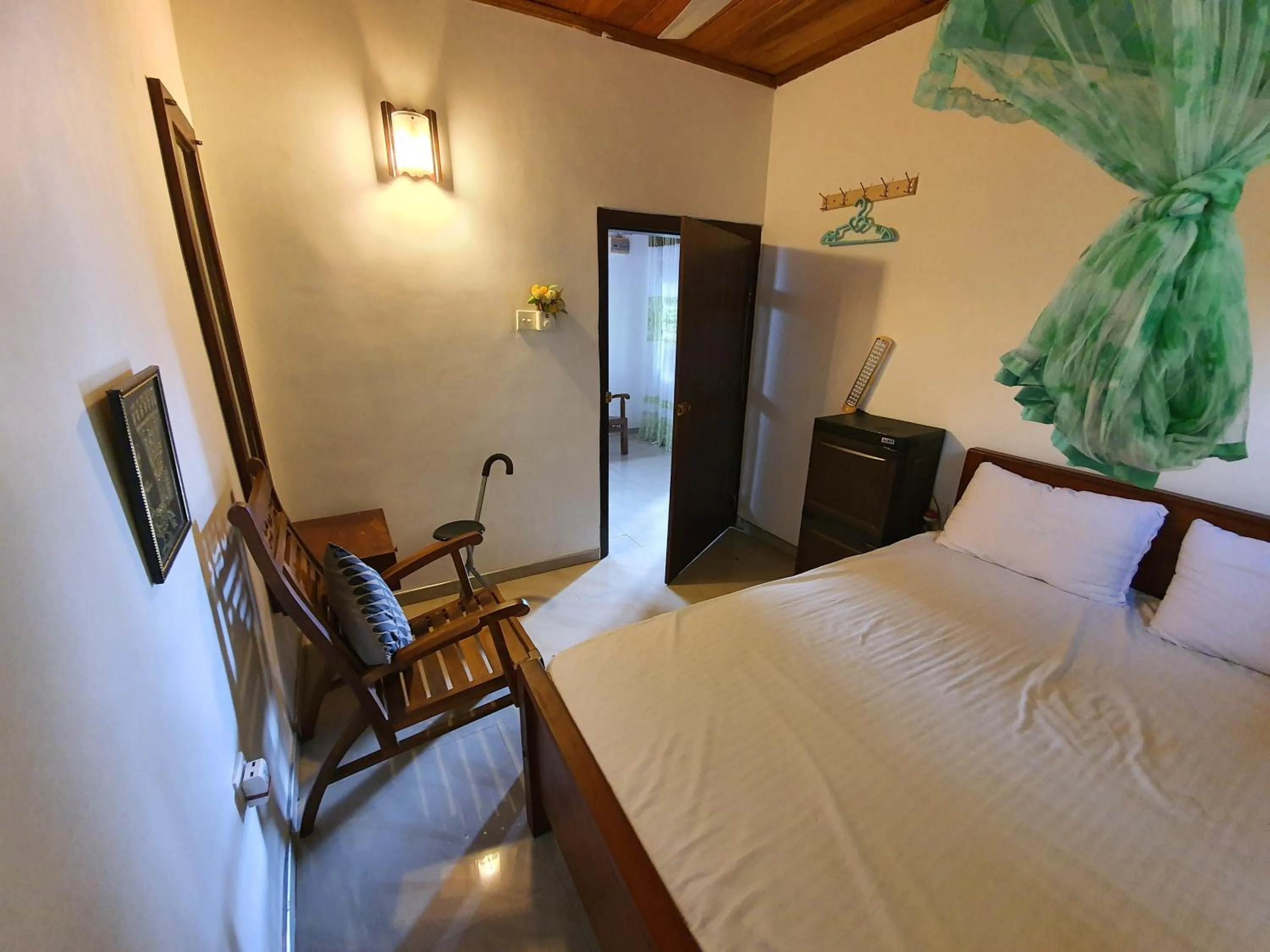 Photo of the whole room, Bed in Sana Guest