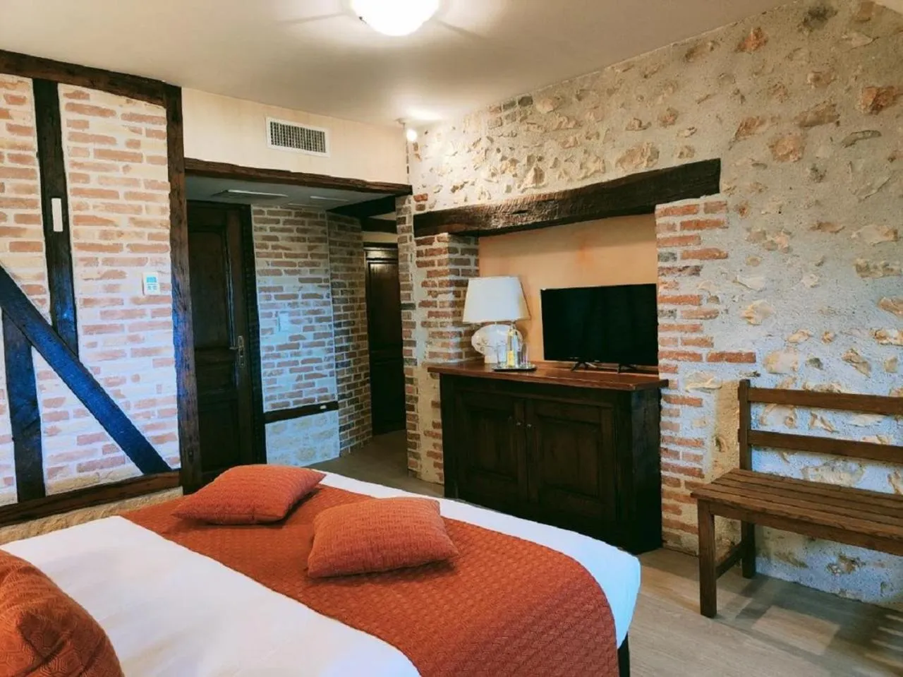 Property building, Bed in La Chaumière