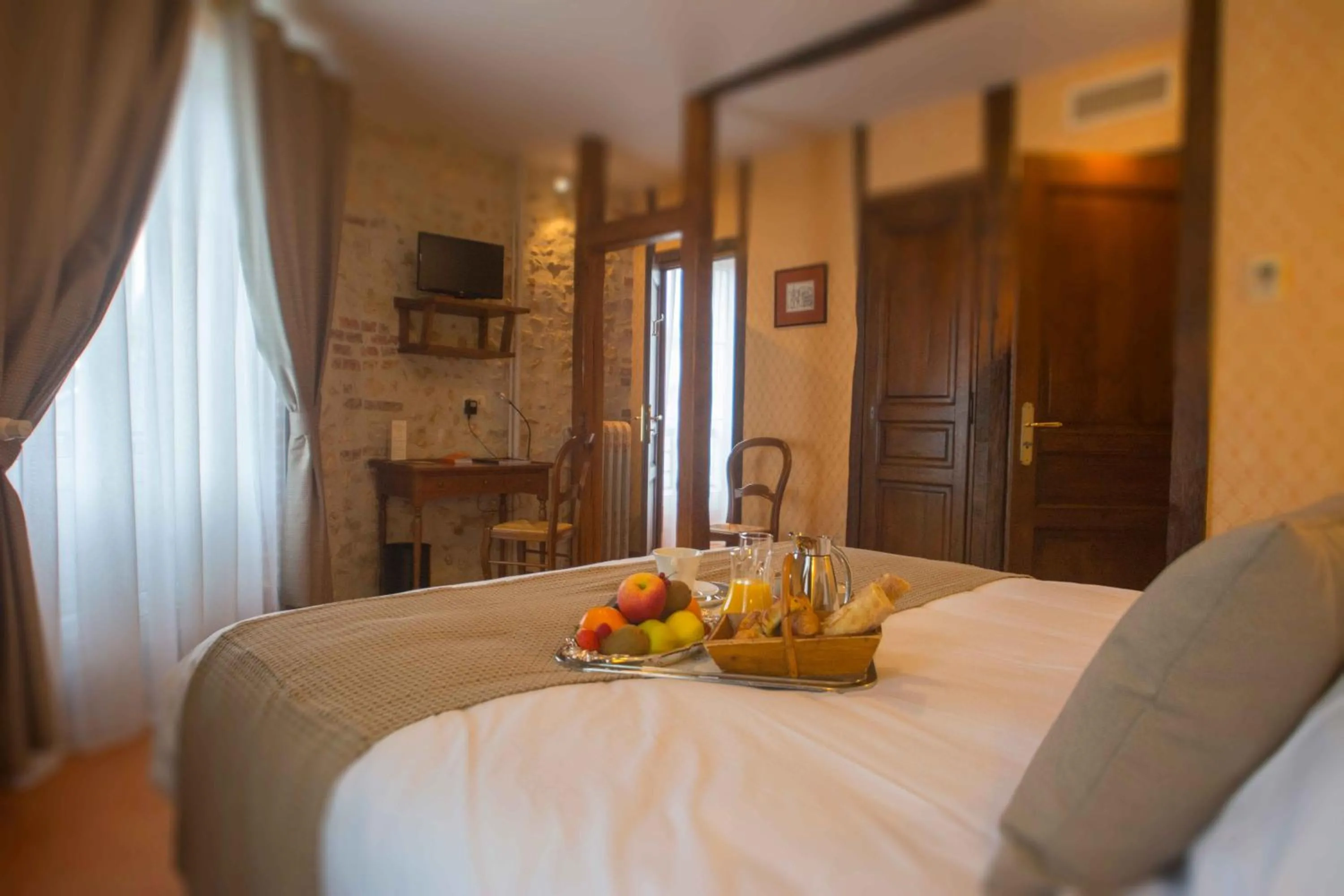 Photo of the whole room, Bed in La Chaumière