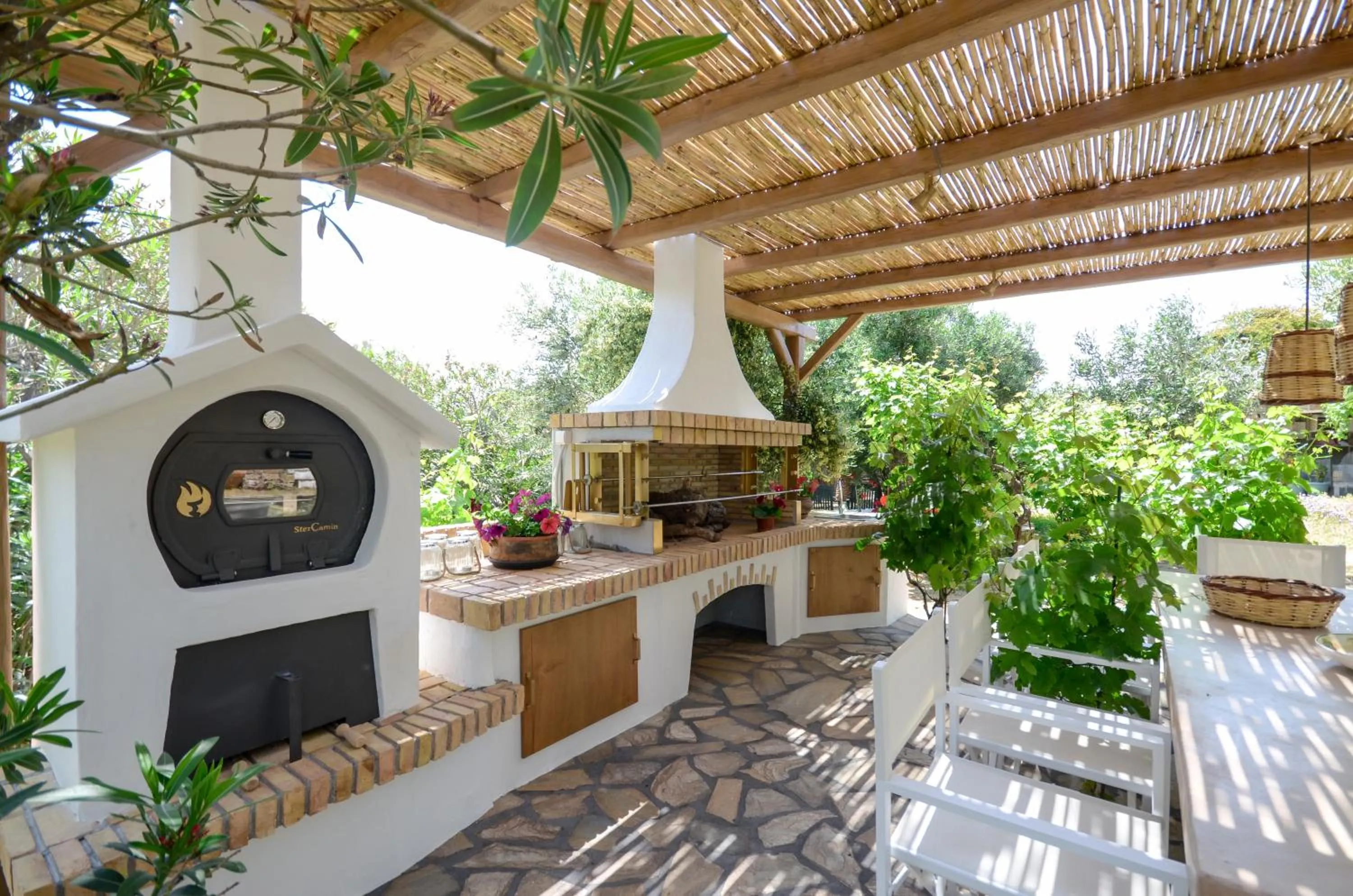 BBQ facilities in Villa Pari Manda