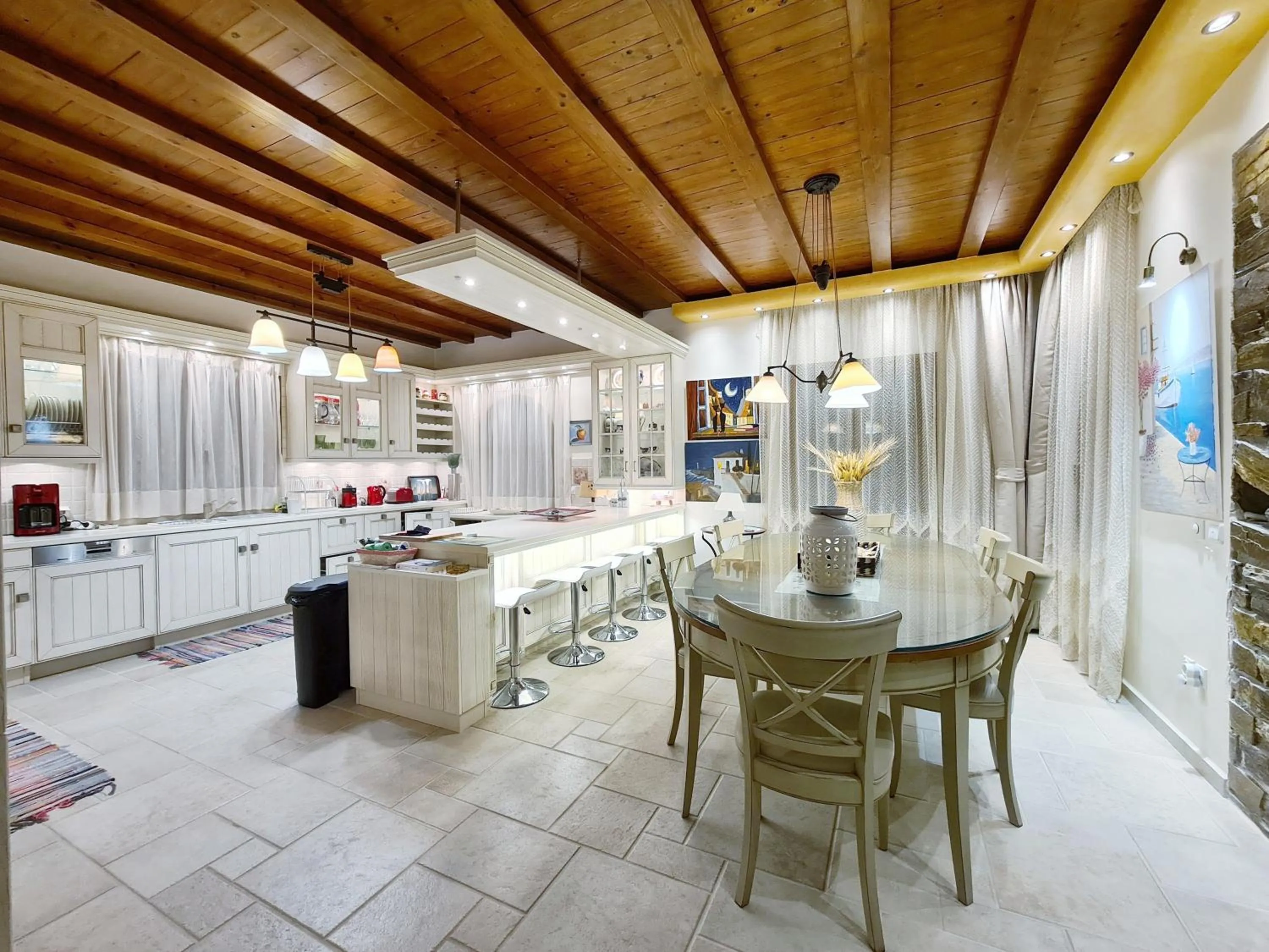 Kitchen or kitchenette in Villa Pari Manda