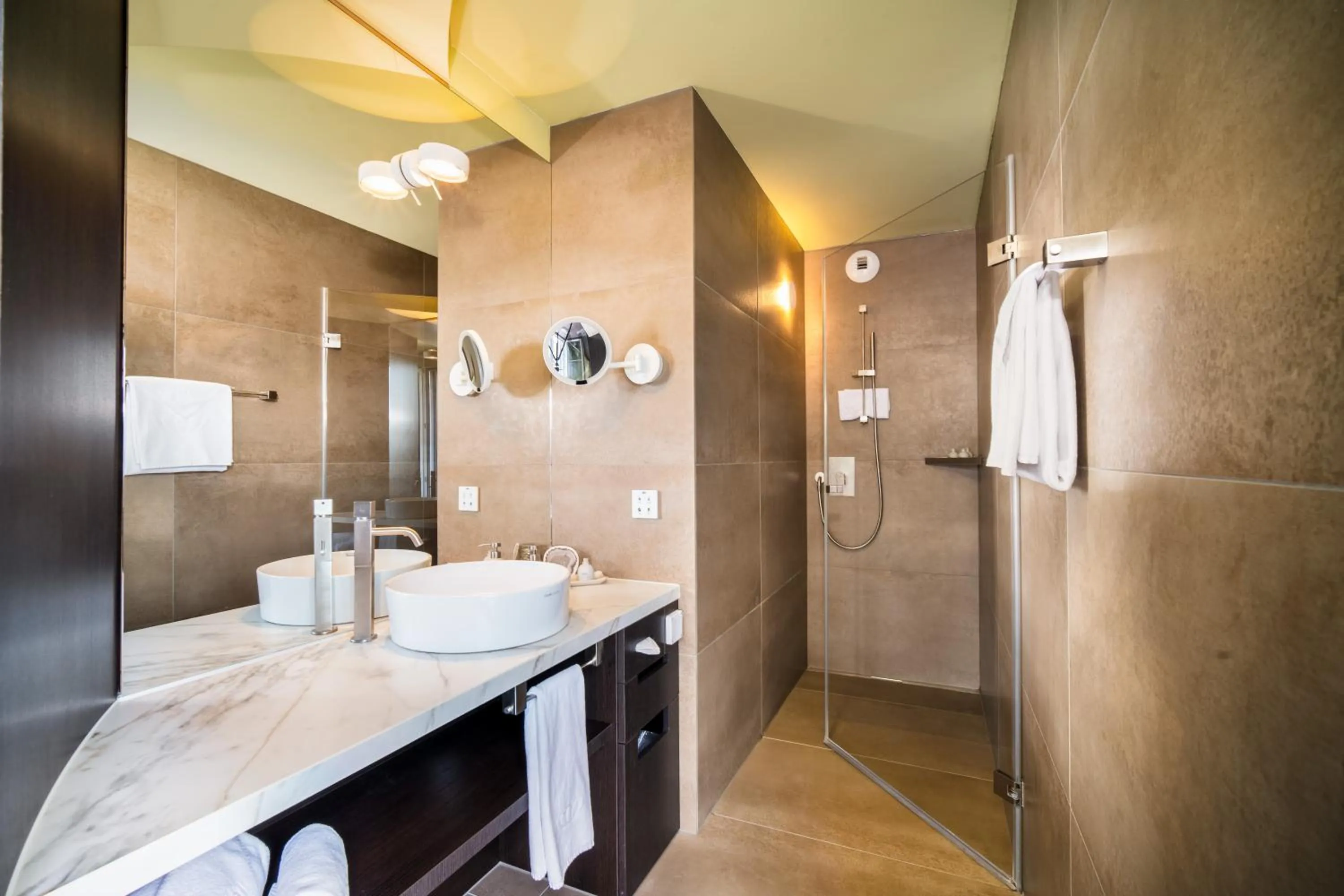 Shower in Seerose Resort & Spa