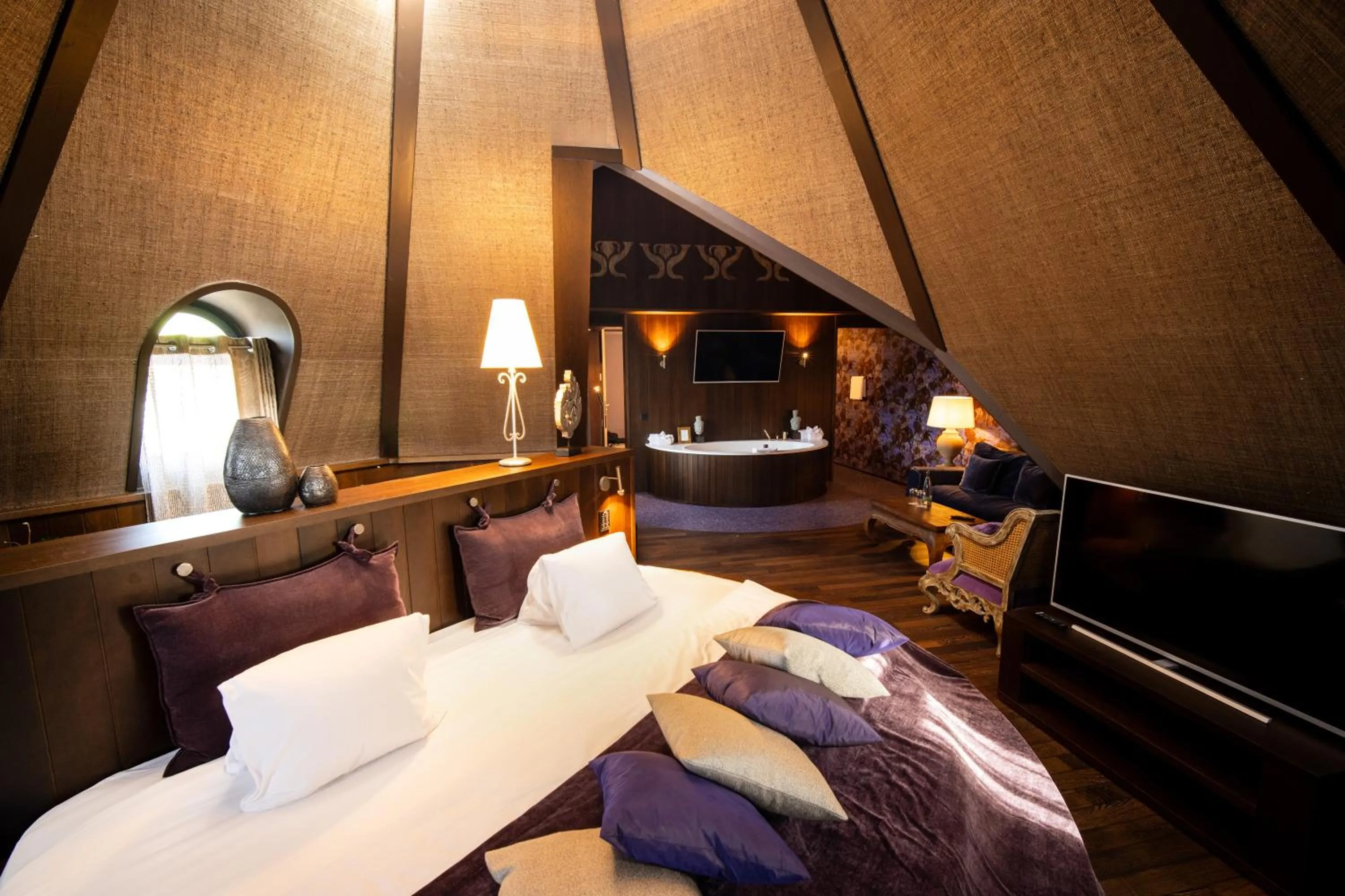 Hot Tub, Bed in Seerose Resort & Spa